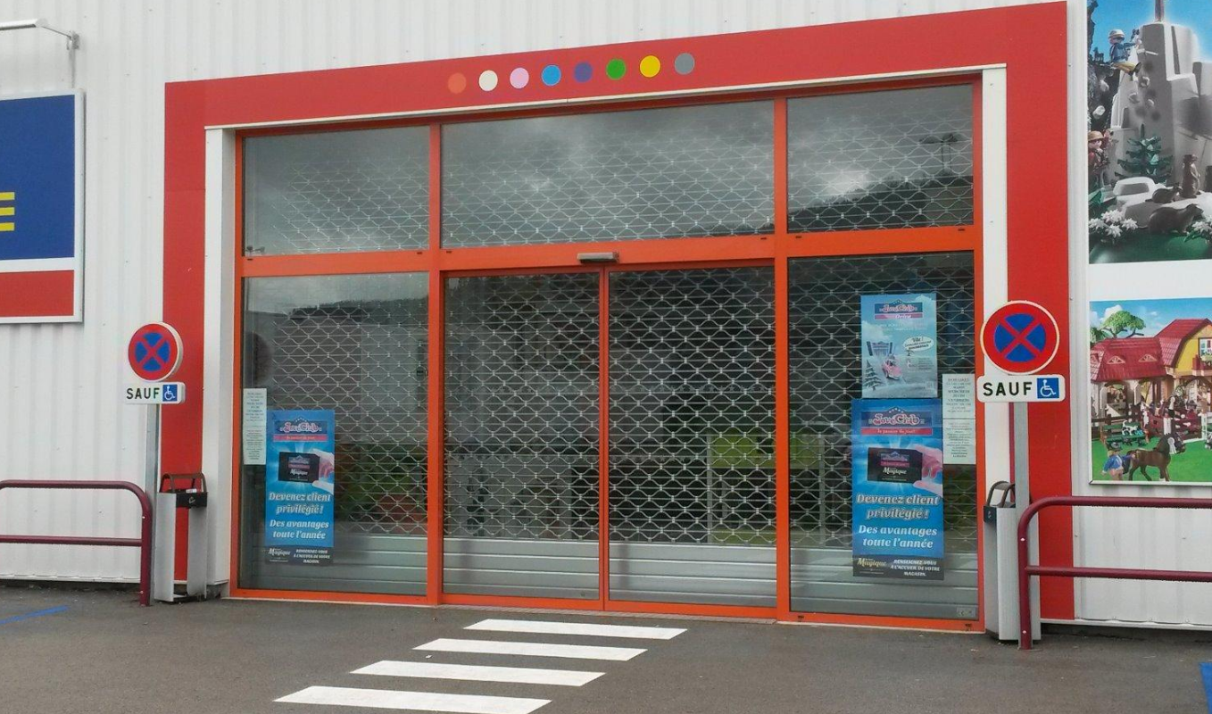 Porte automatique rouge d'un magasin