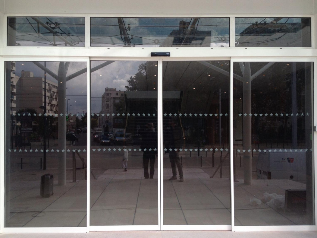 Porte automatique blanche