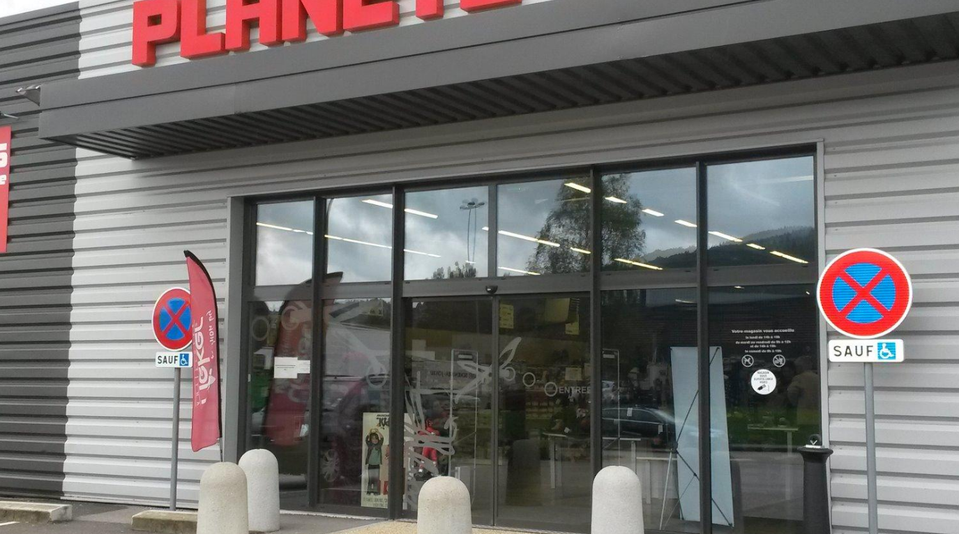 Porte automatique d'un magasin au lettrage rouge