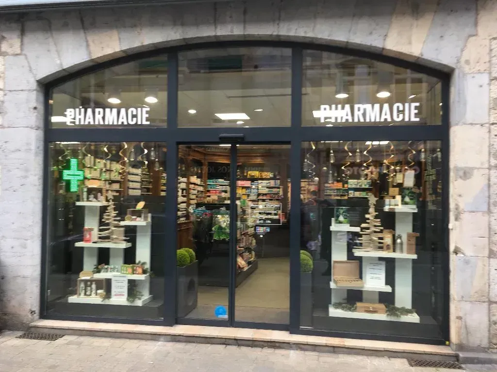 Porte automatique de l'entrée d'une pharmacie