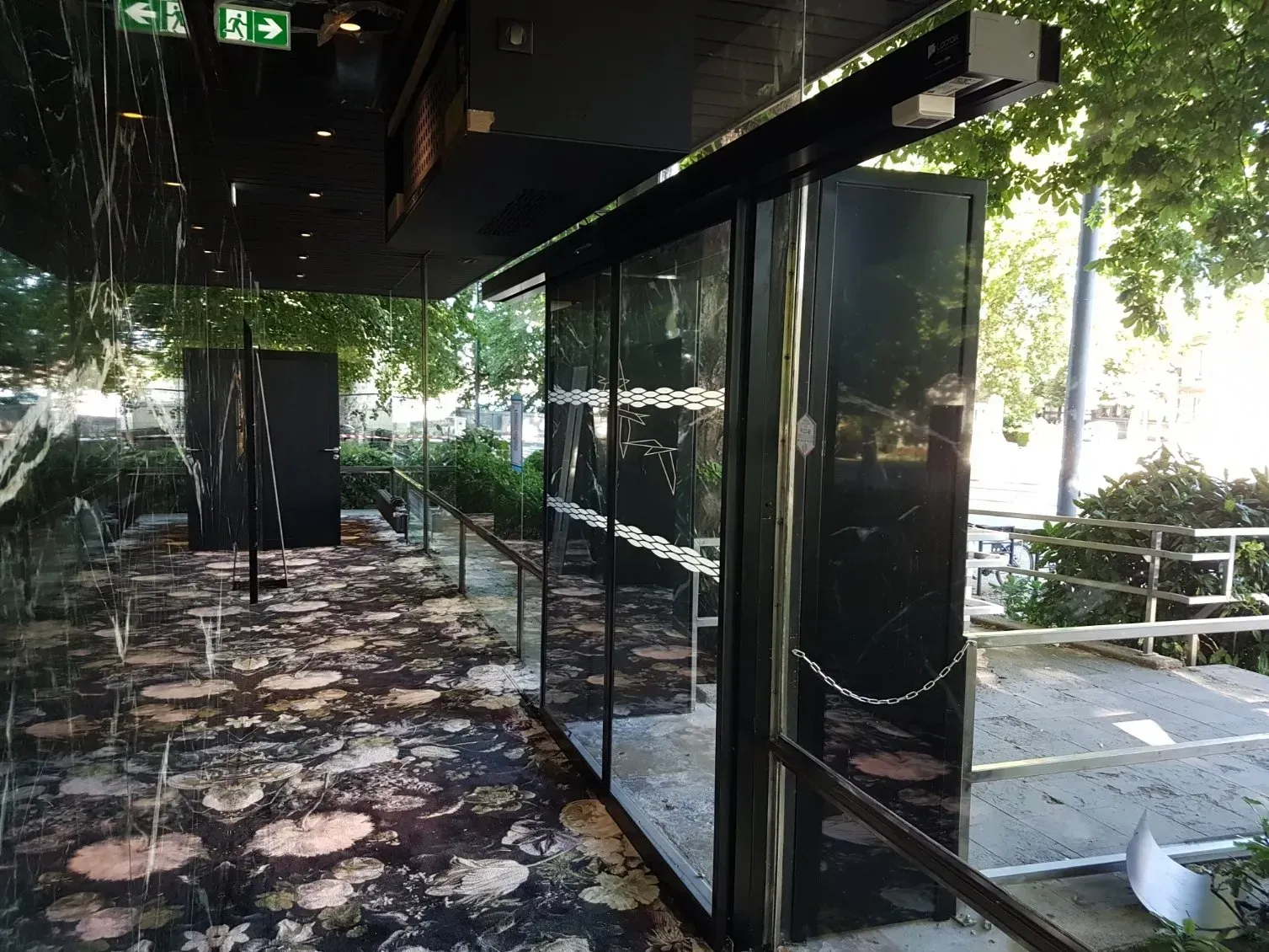 Porte automatique d'un restaurant