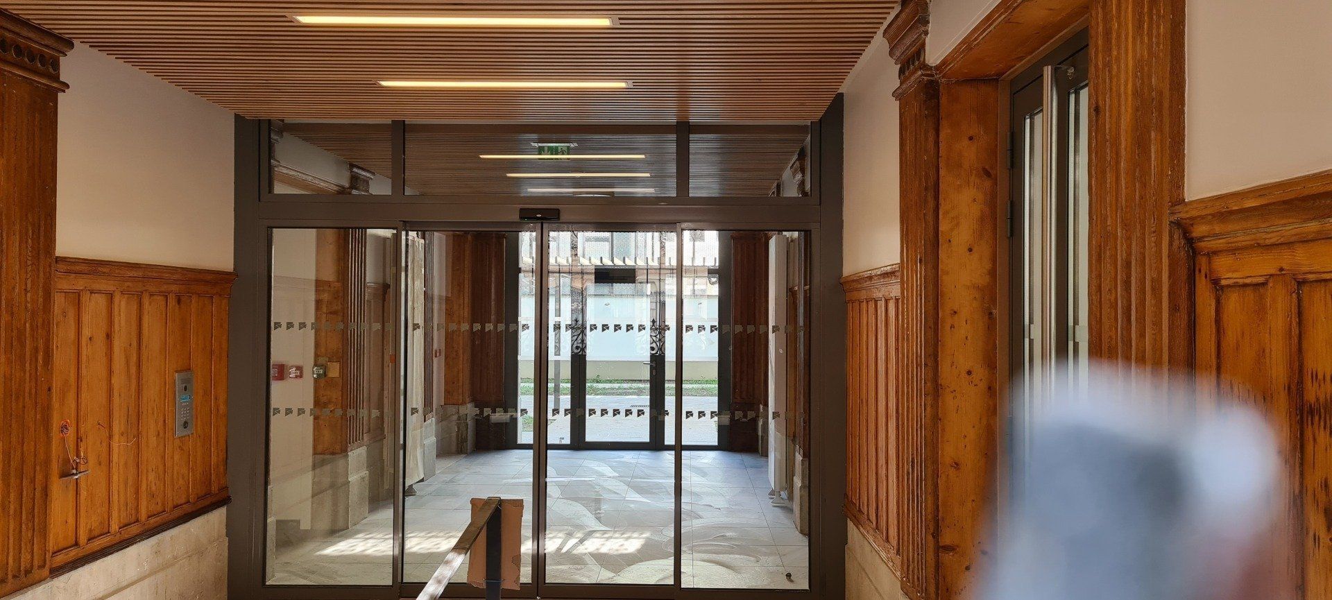 Porte automatique à l'intérieur d'un bâtiment