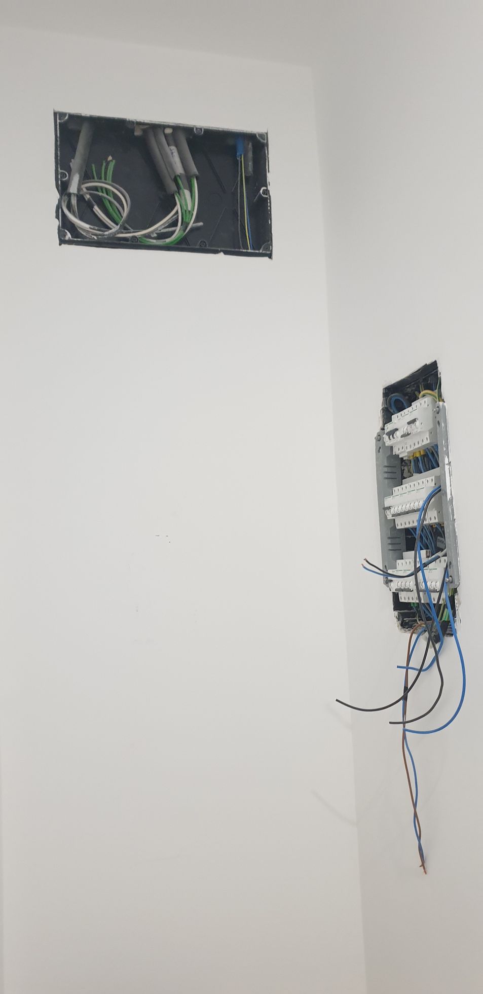 Hay un agujero en la pared de donde salen cables.