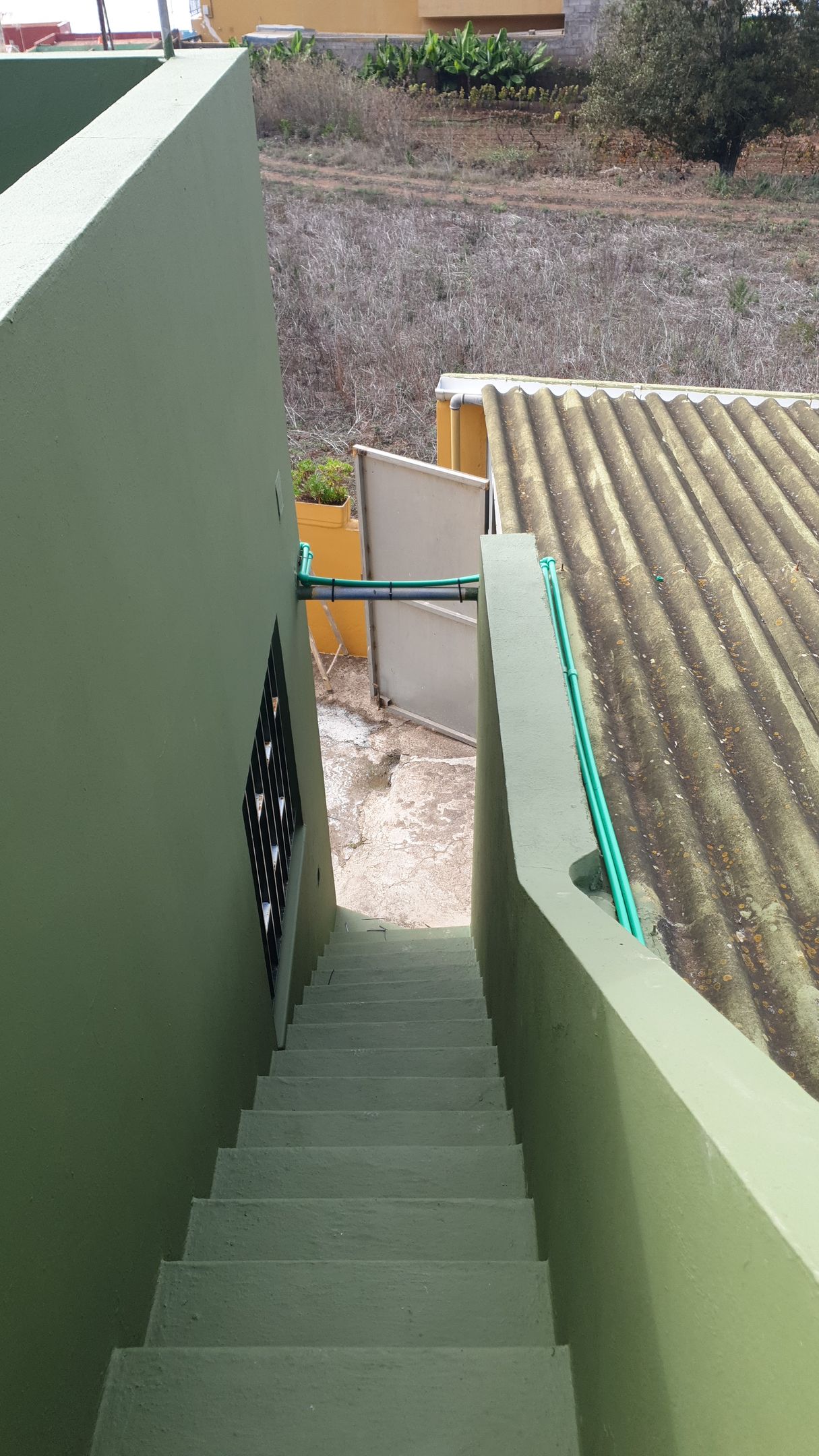 Un conjunto de escaleras que conducen al tejado de un edificio.