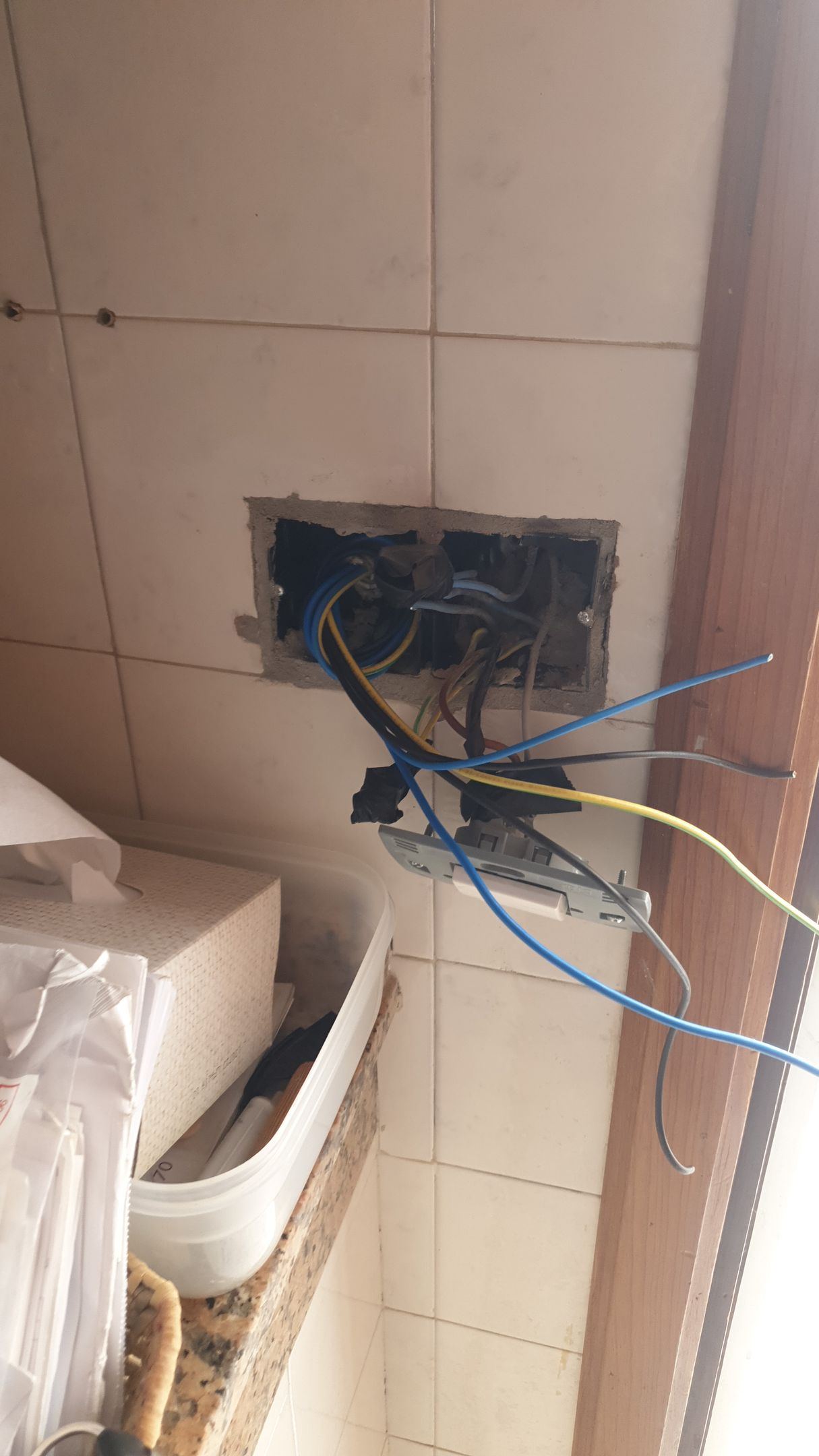 Un montón de cables salen de un agujero en la pared.