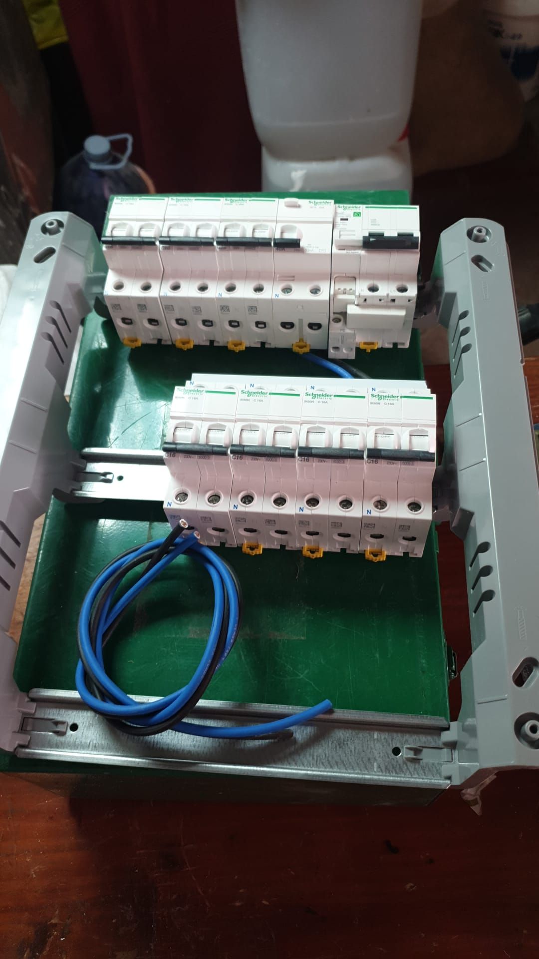 Un montón de equipos eléctricos se encuentran encima de una mesa de madera.