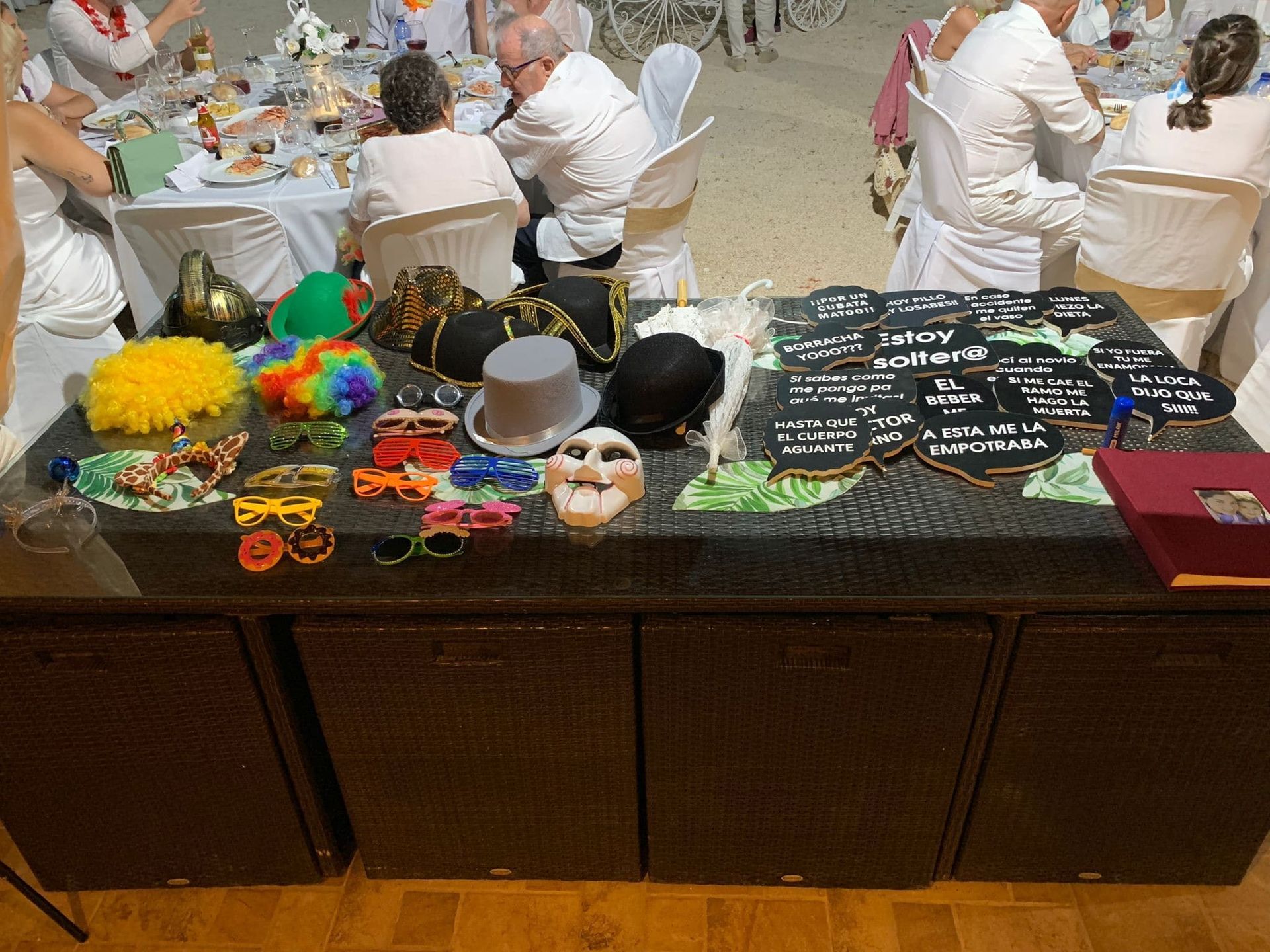 Una mesa con un montón de accesorios encima.