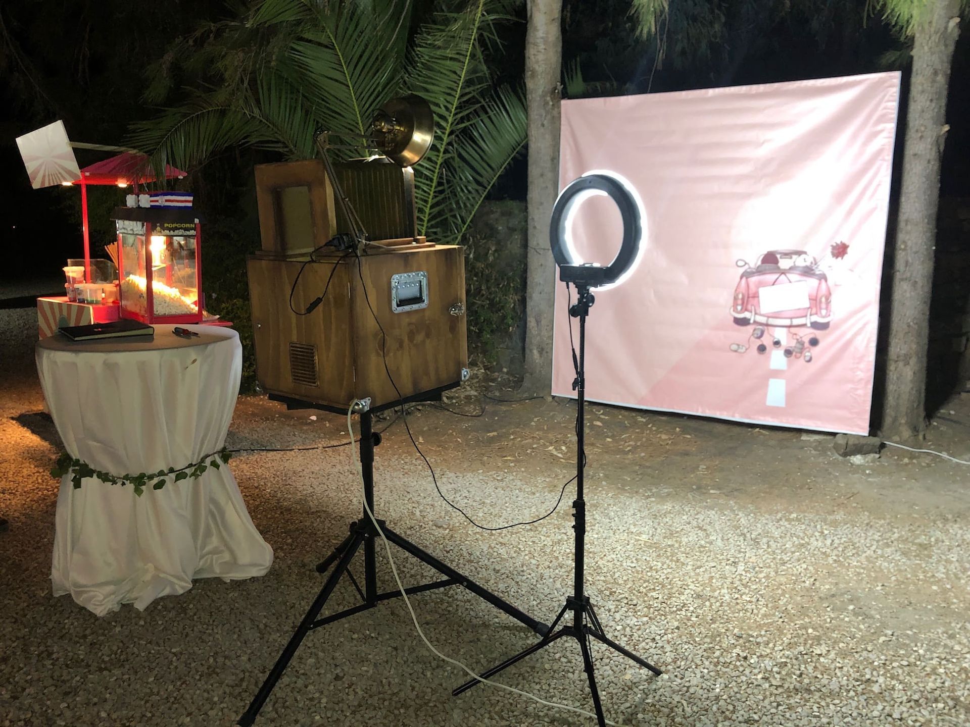 Un anillo de luz está colocado sobre un trípode al lado de una mesa.