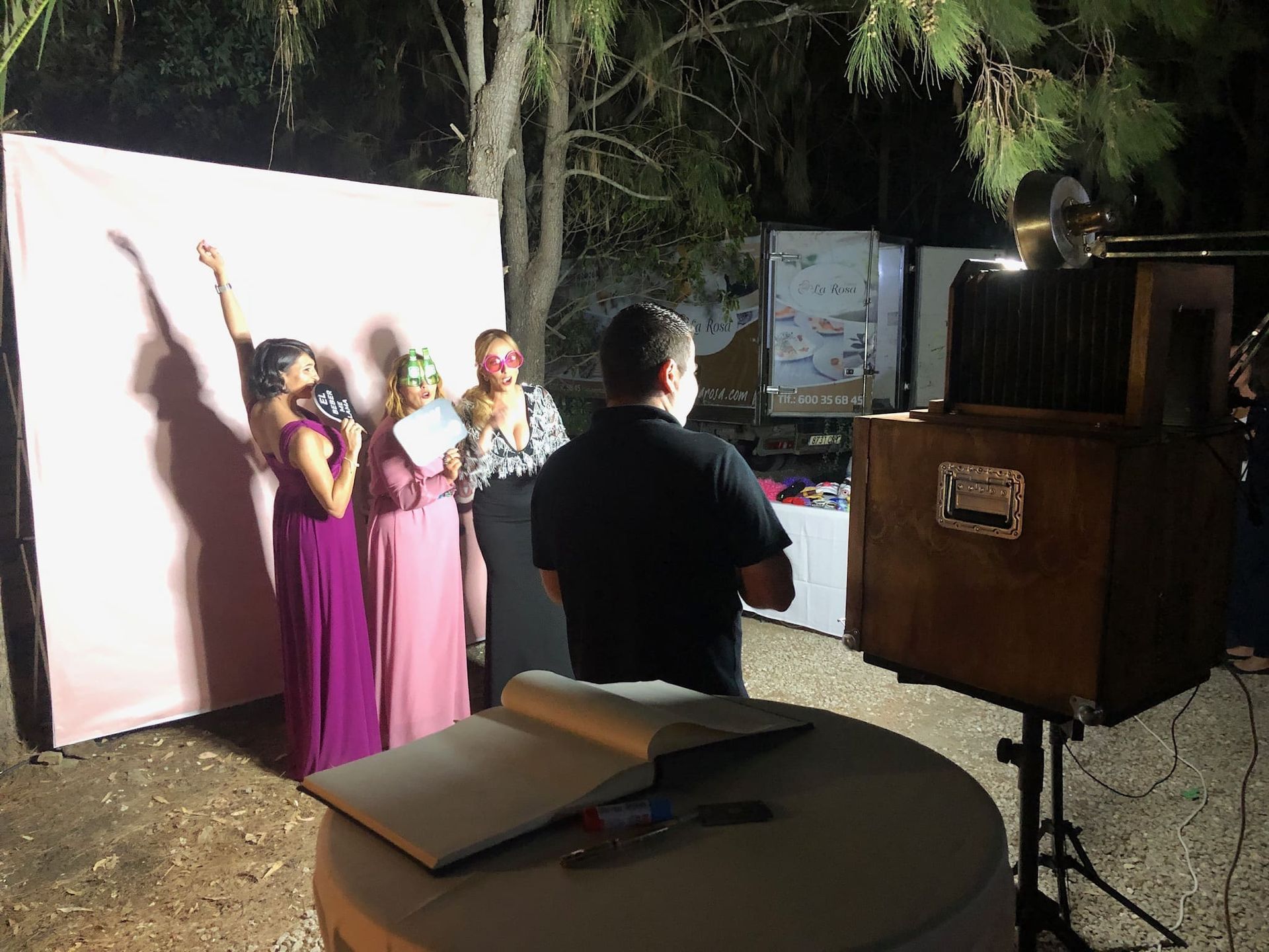 Un grupo de personas de pie delante de un fotomatón.