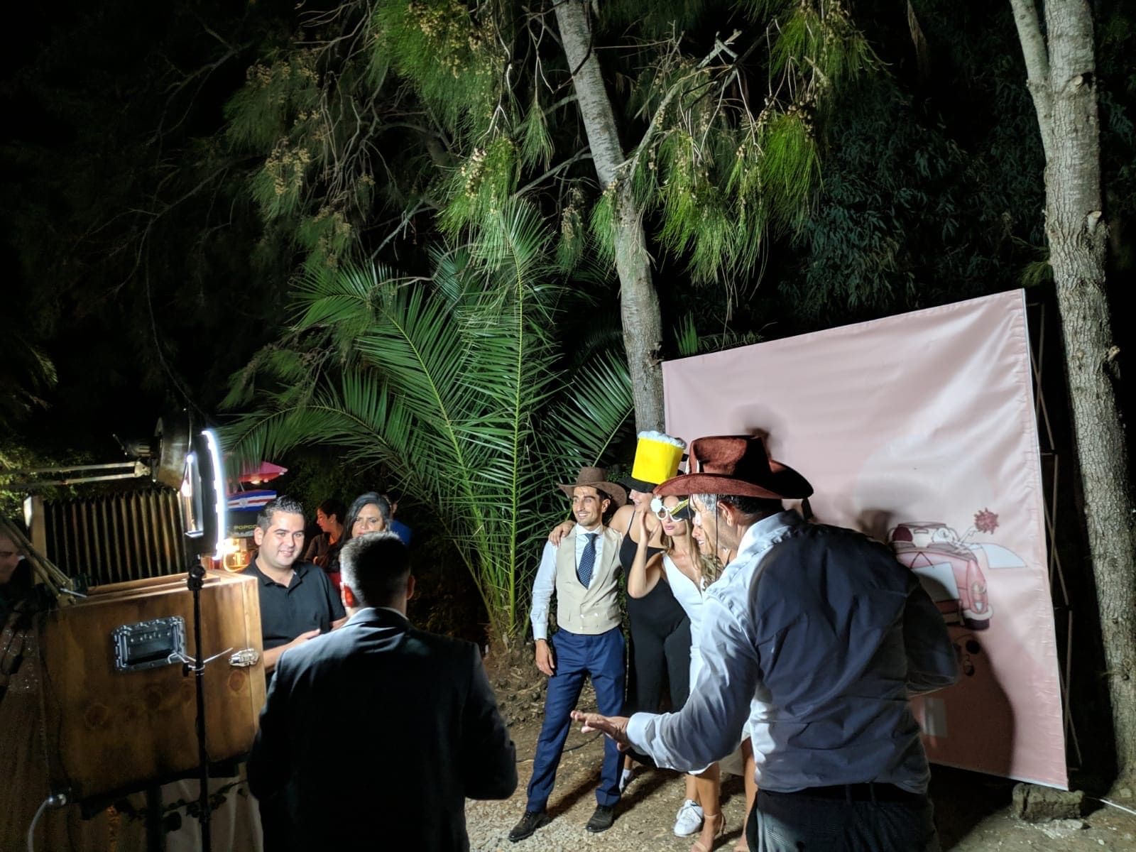 Un grupo de personas posan para una fotografía en un fotomatón.