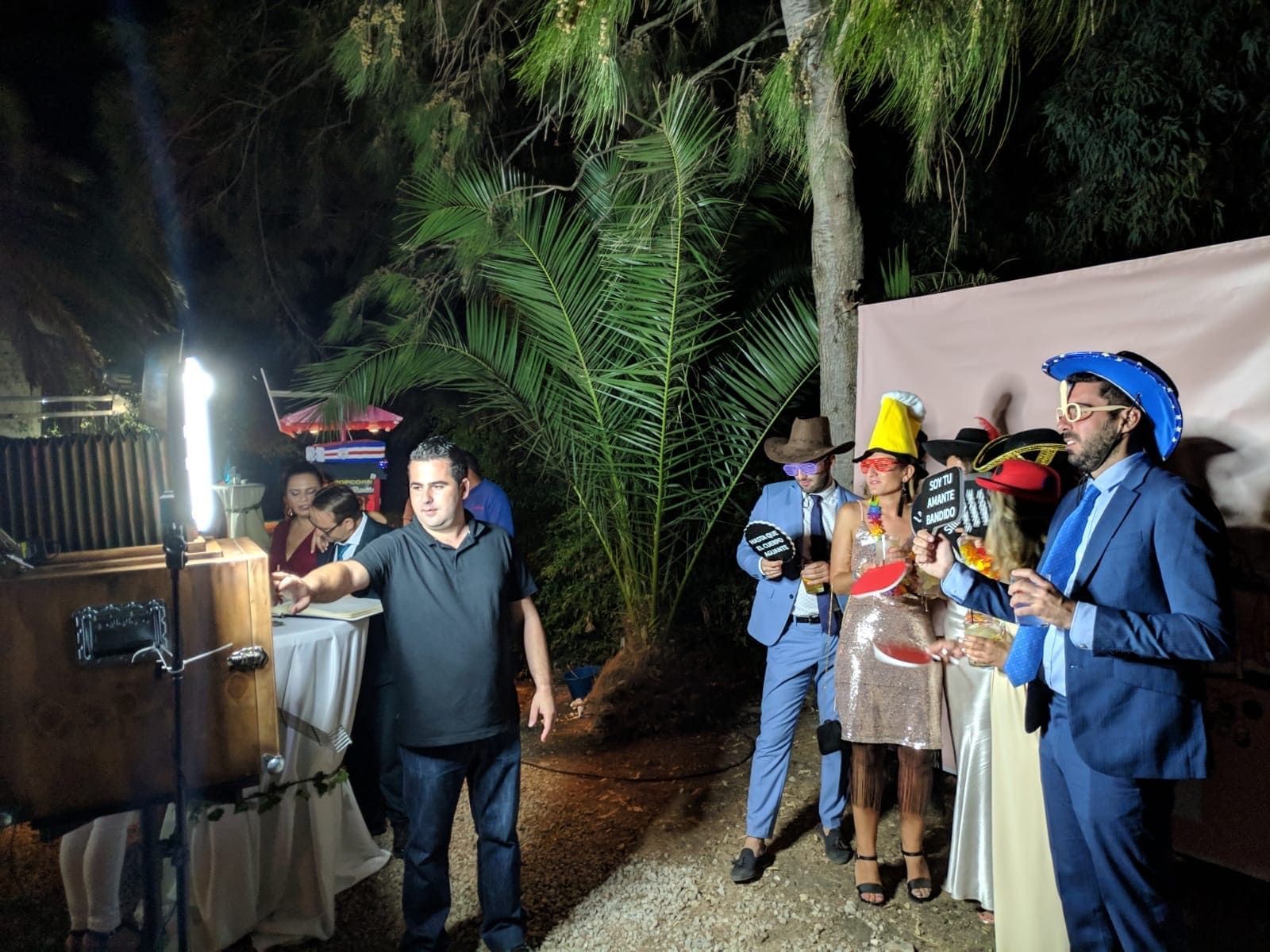 Un grupo de personas posan para una fotografía frente a un fotomatón.
