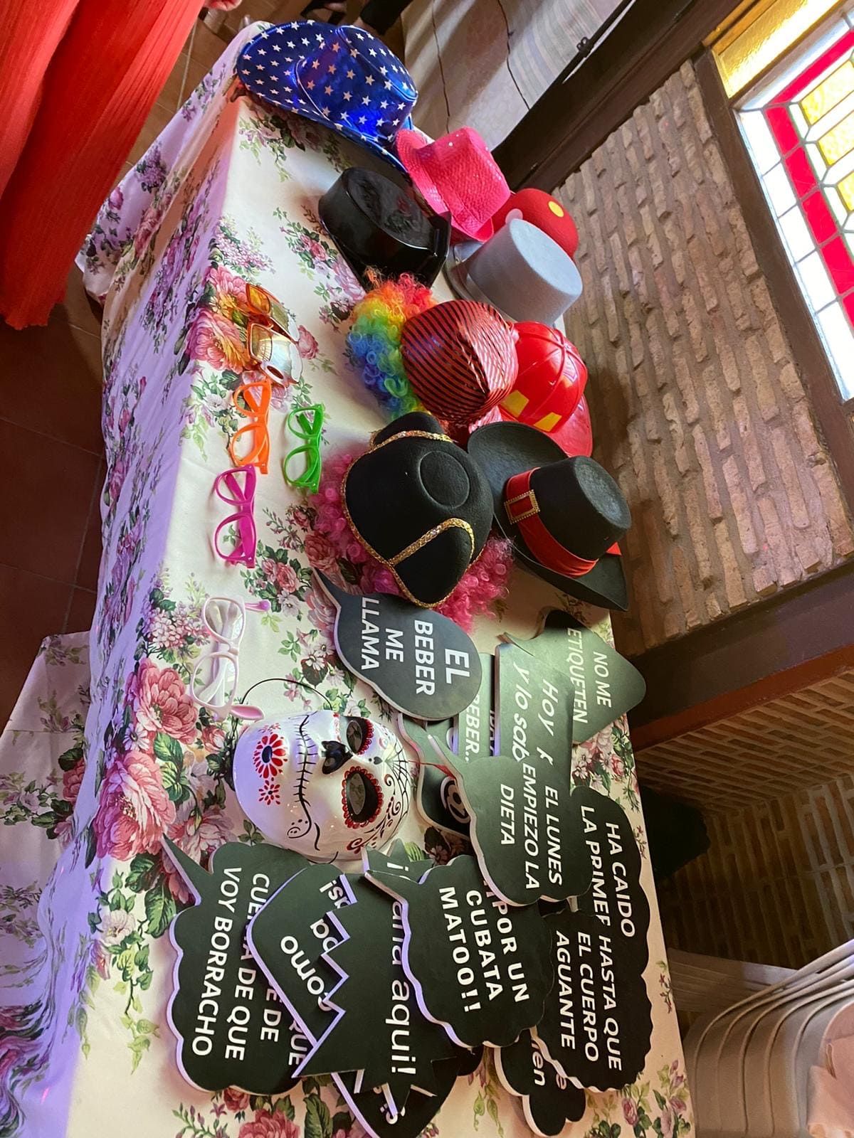 Una mesa con un montón de accesorios encima.