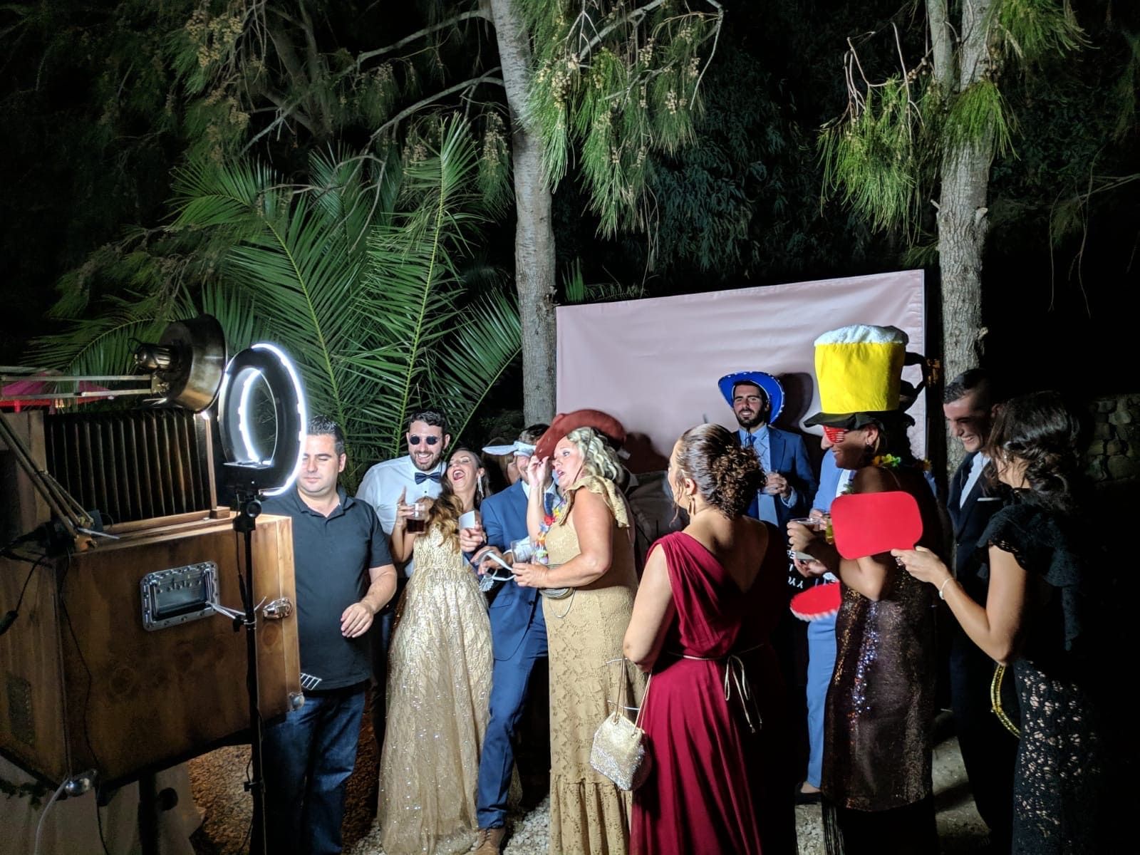 Un grupo de personas posan para una fotografía en un fotomatón.