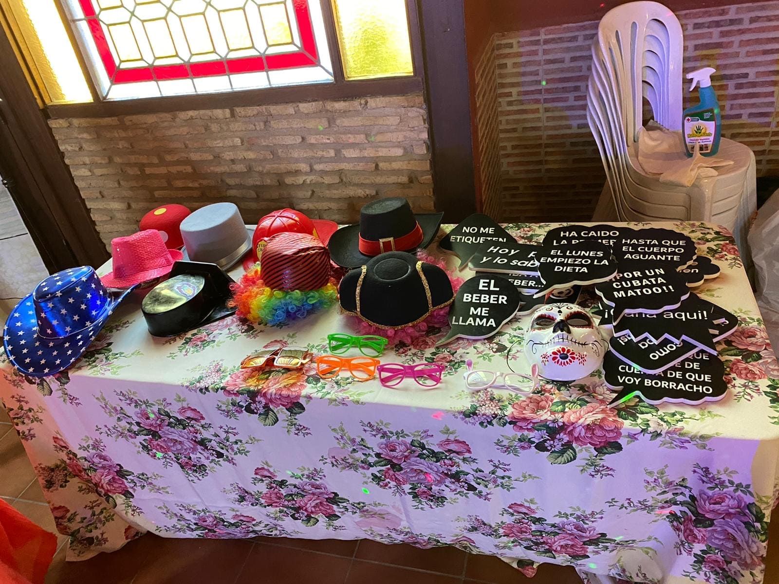 Una mesa con muchos sombreros y carteles sobre ella.