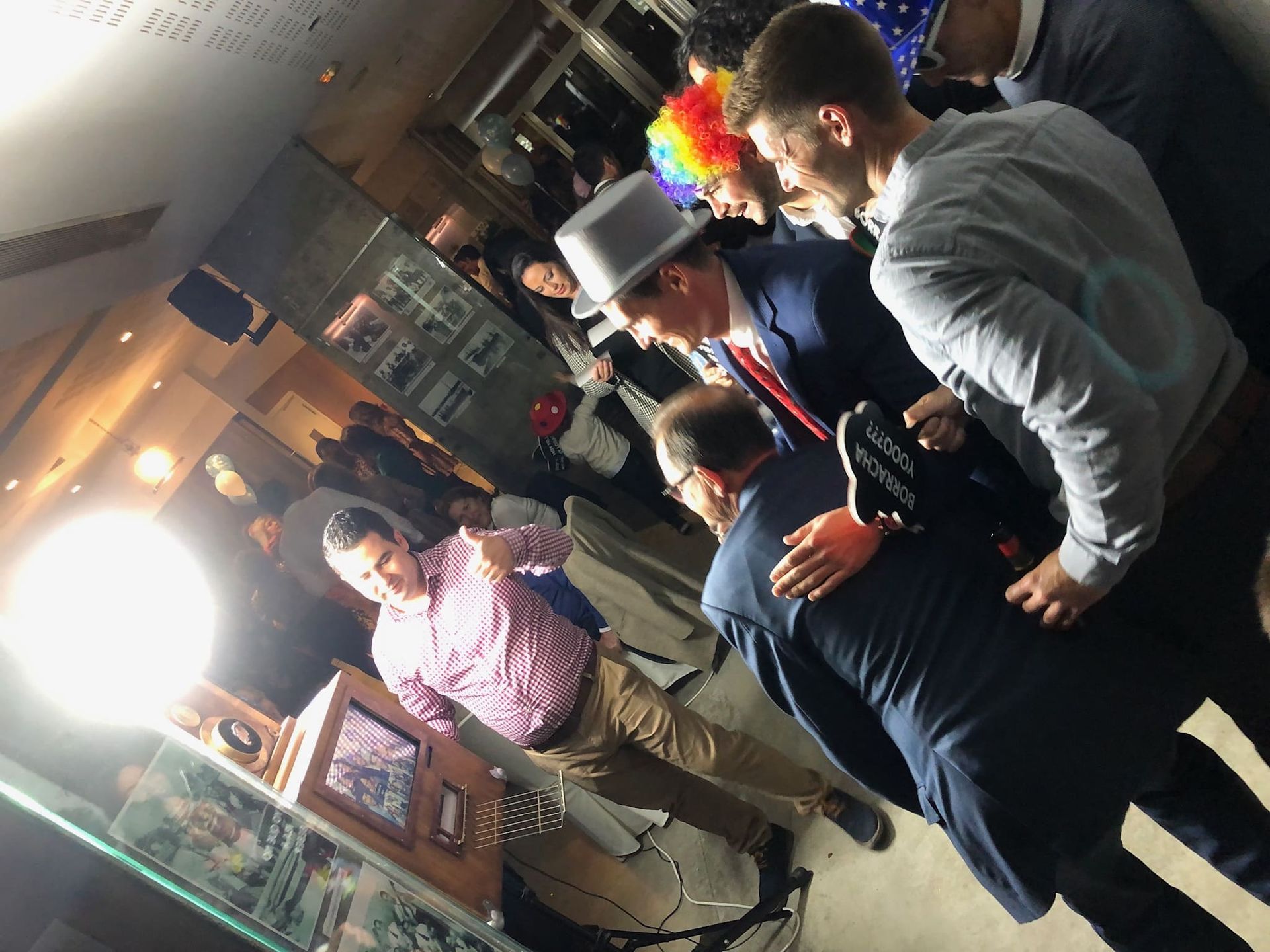 Un grupo de personas posan para una fotografía en un fotomatón.