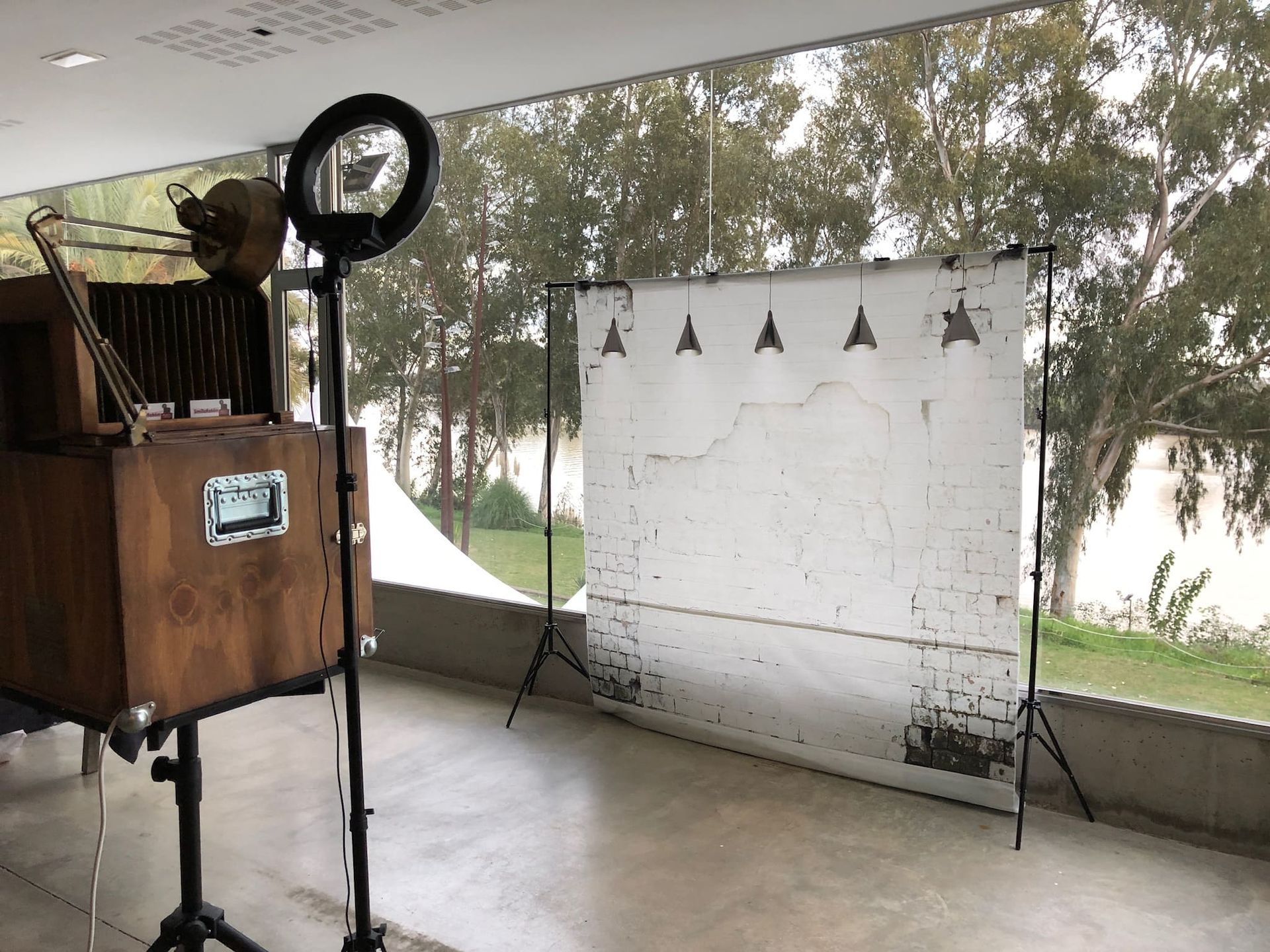 Se instala un fotomatón en una habitación con una ventana grande.