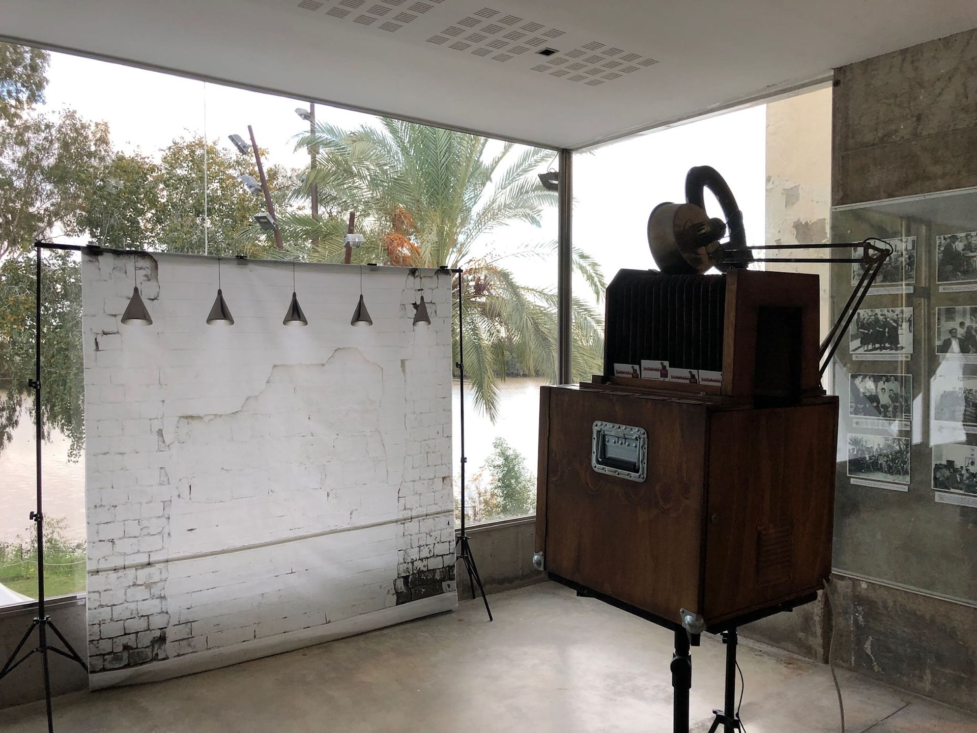 Un hombre está tomando una fotografía de un grupo de personas posando para una fotografía.