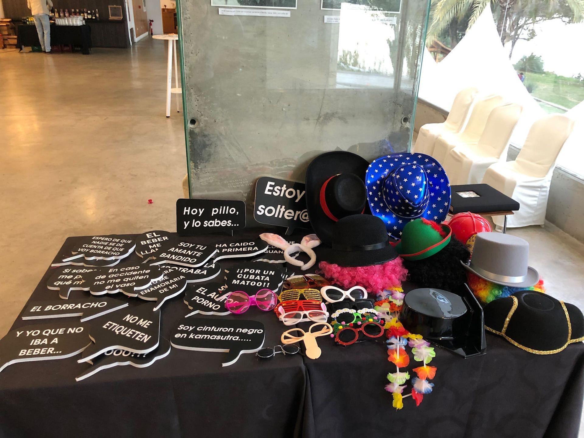 Una mesa con muchos sombreros y vasos encima.