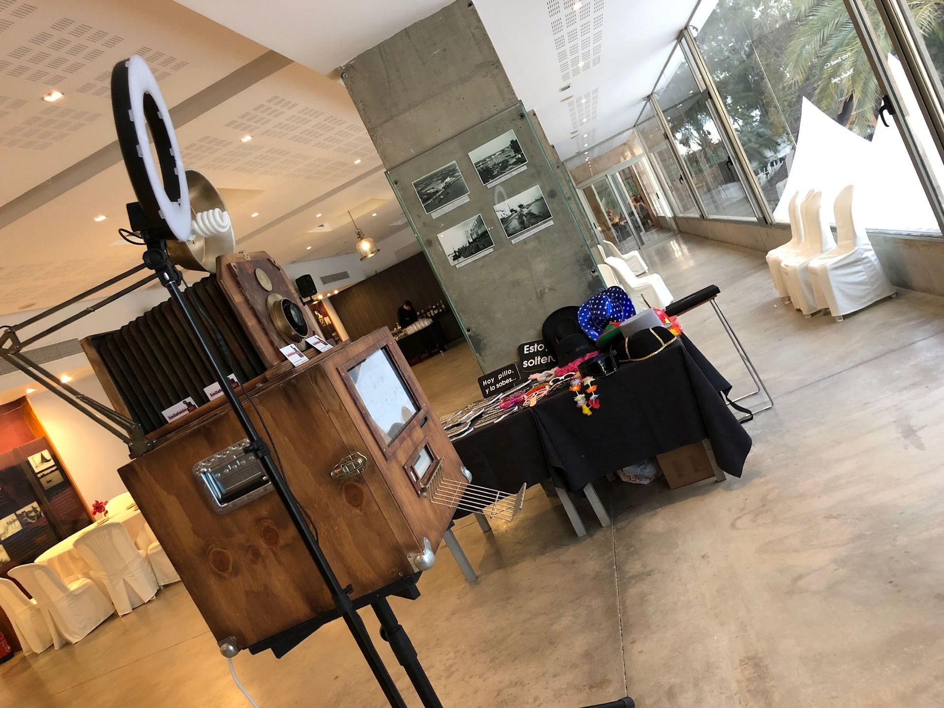 Un fotomatón está ubicado en una habitación al lado de una mesa.