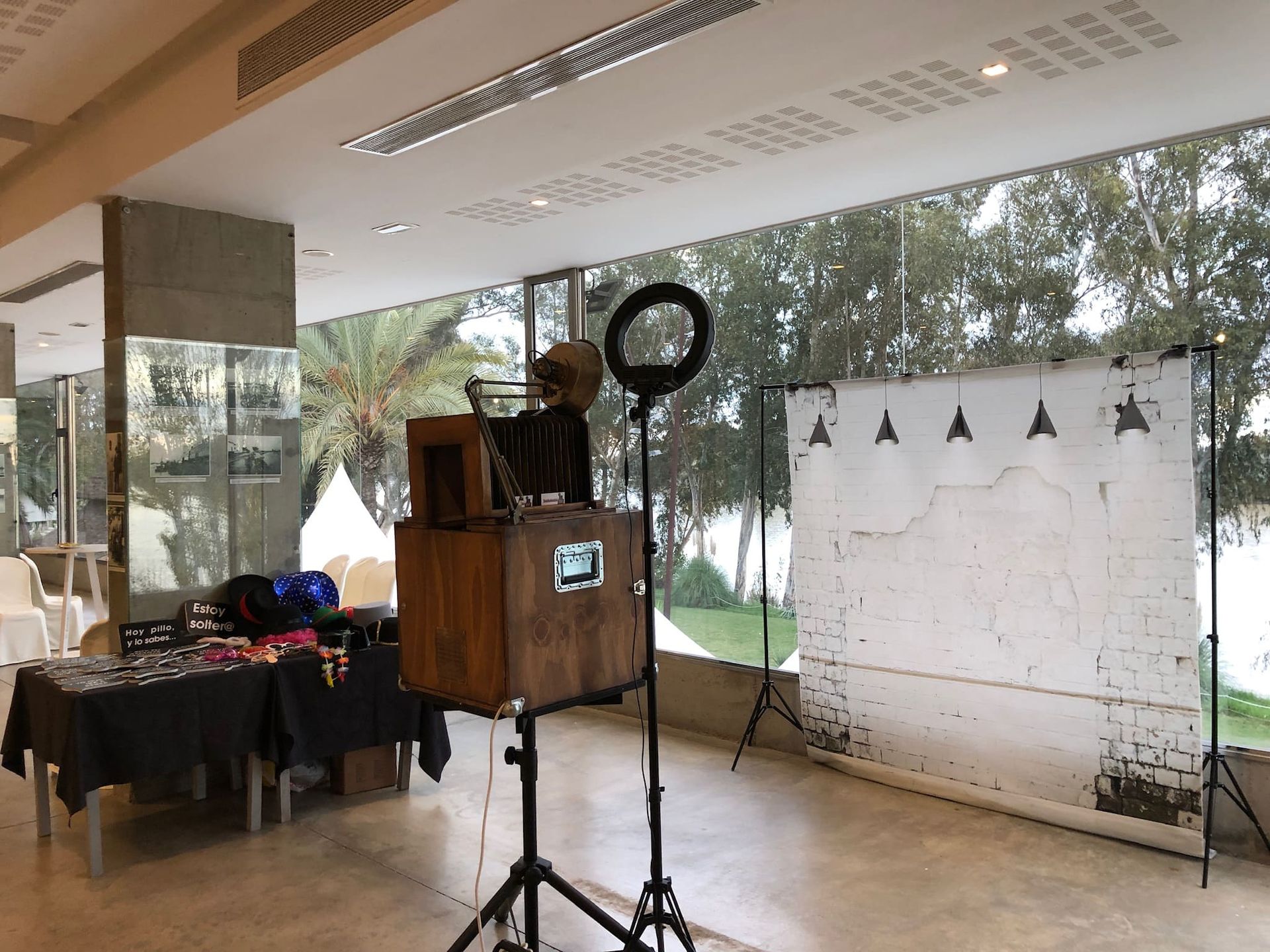 Se instala un fotomatón en una habitación con una ventana grande.