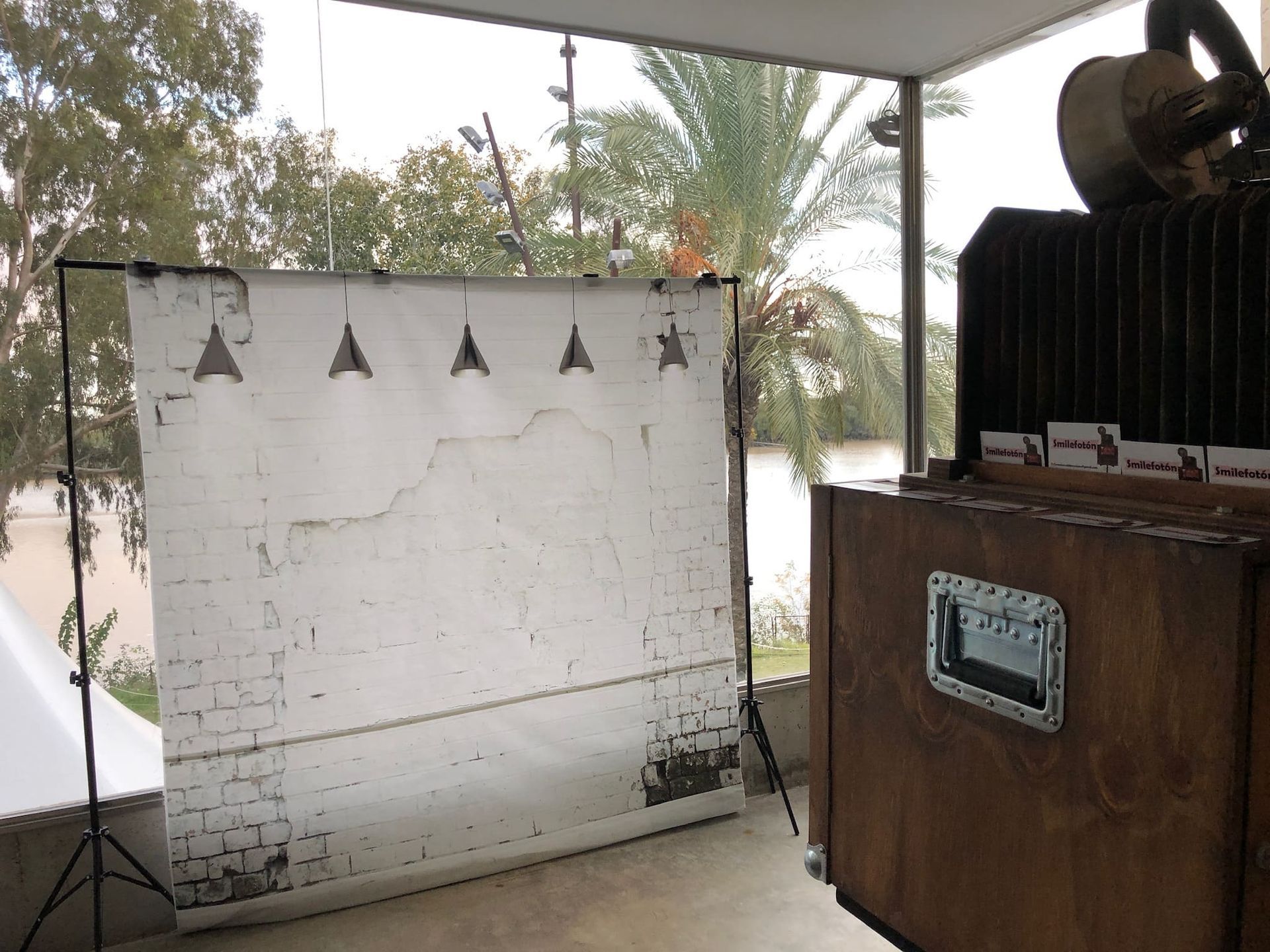 Una pared de ladrillos blancos con una caja de madera delante de ella.