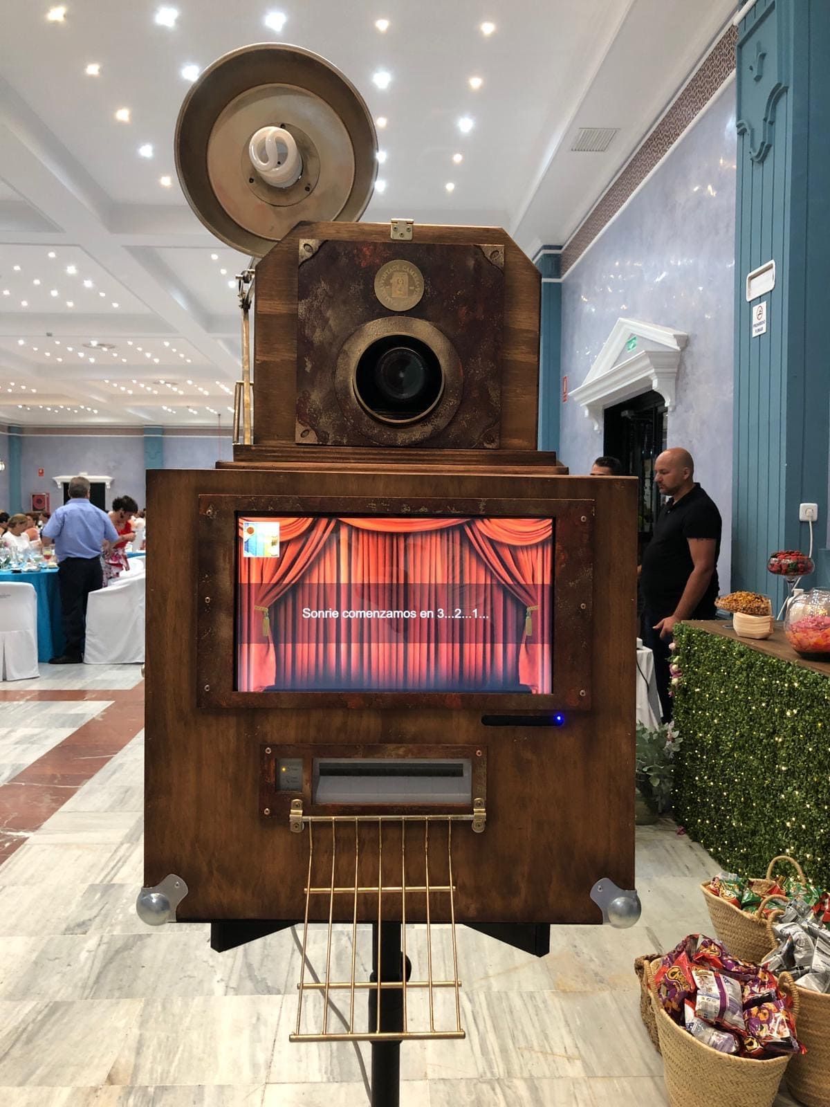 Un fotomatón de madera con una pantalla encima.