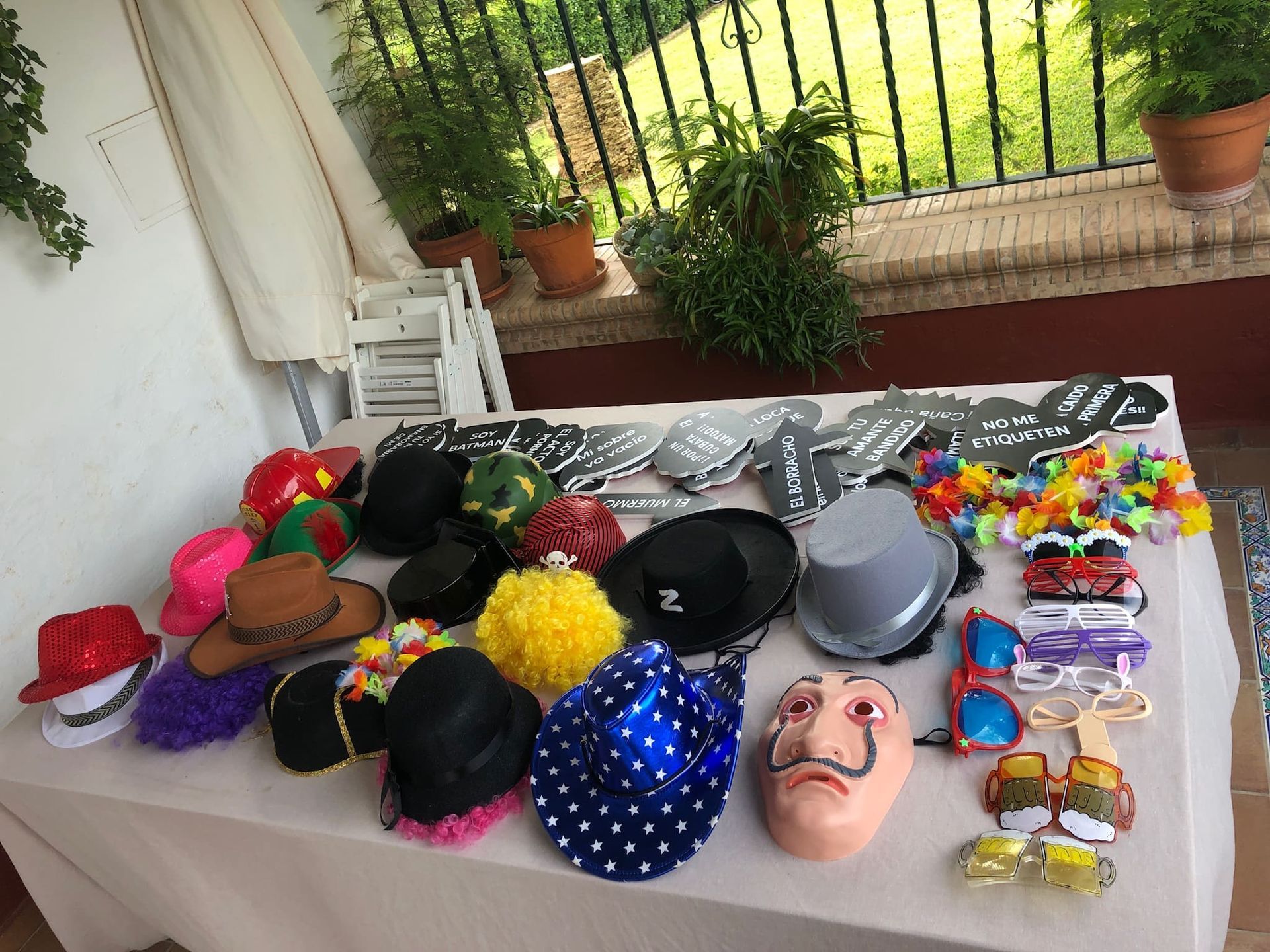 Una mesa cubierta con una variedad de sombreros y máscaras.