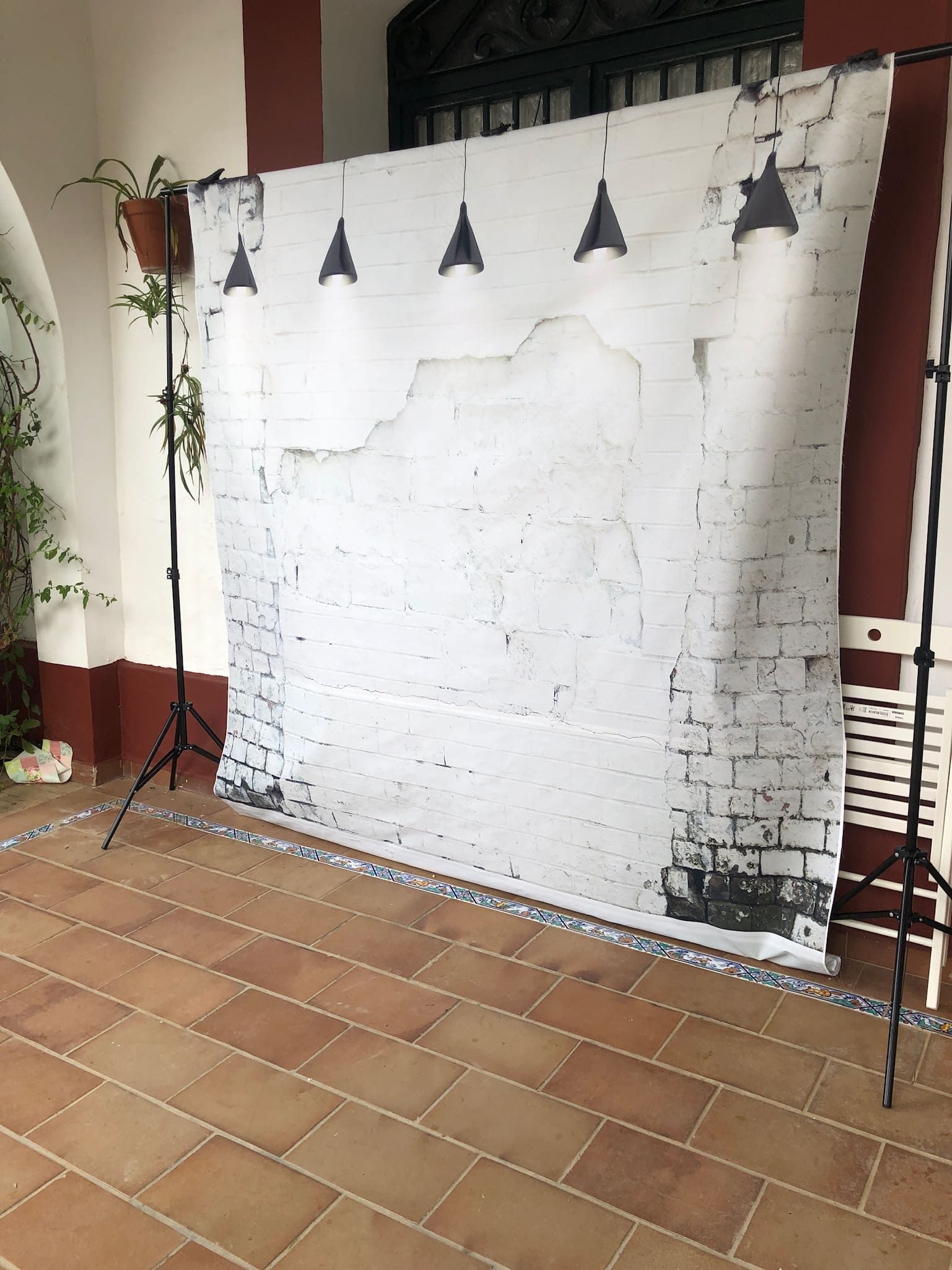 Se utiliza una pared de ladrillos blancos como fondo en una habitación.