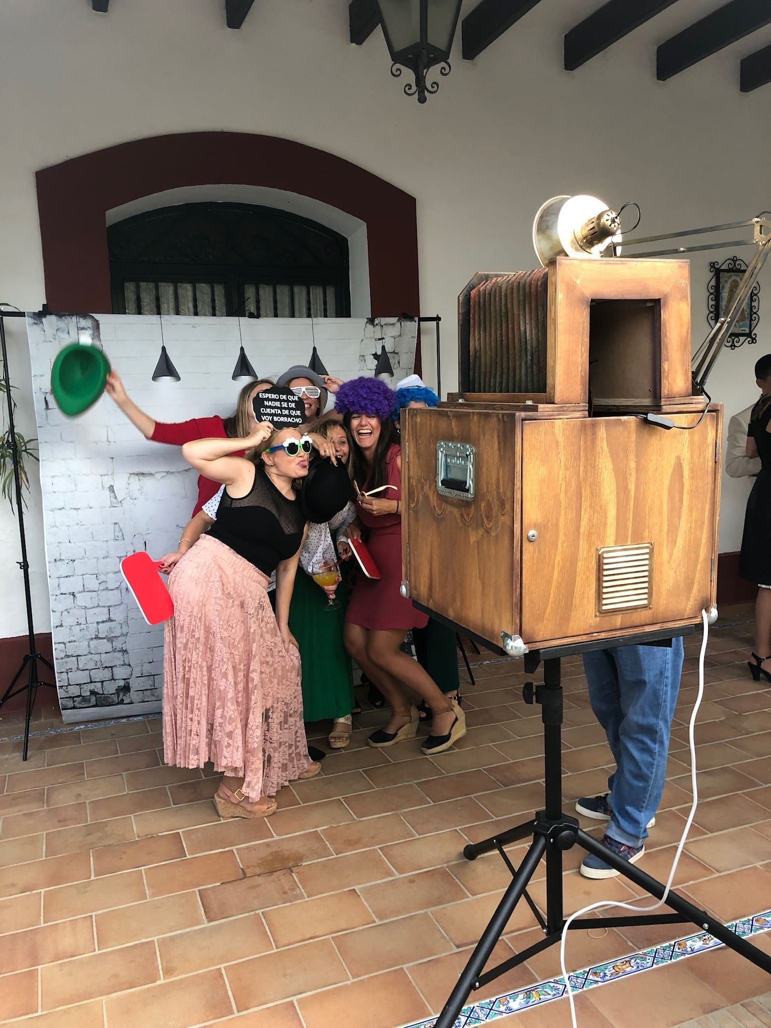 Un grupo de personas posan para una fotografía frente a un fotomatón.