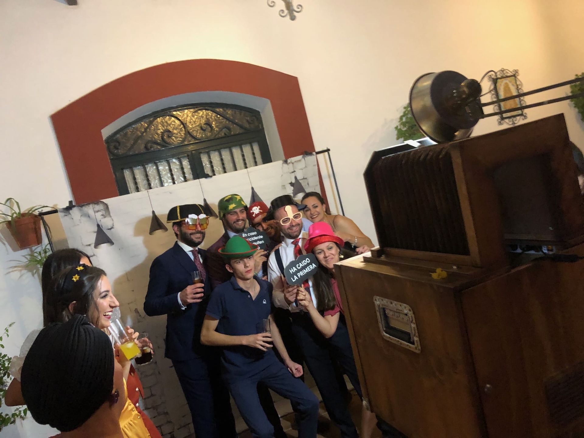 Un grupo de personas posan para una fotografía frente a un fotomatón.