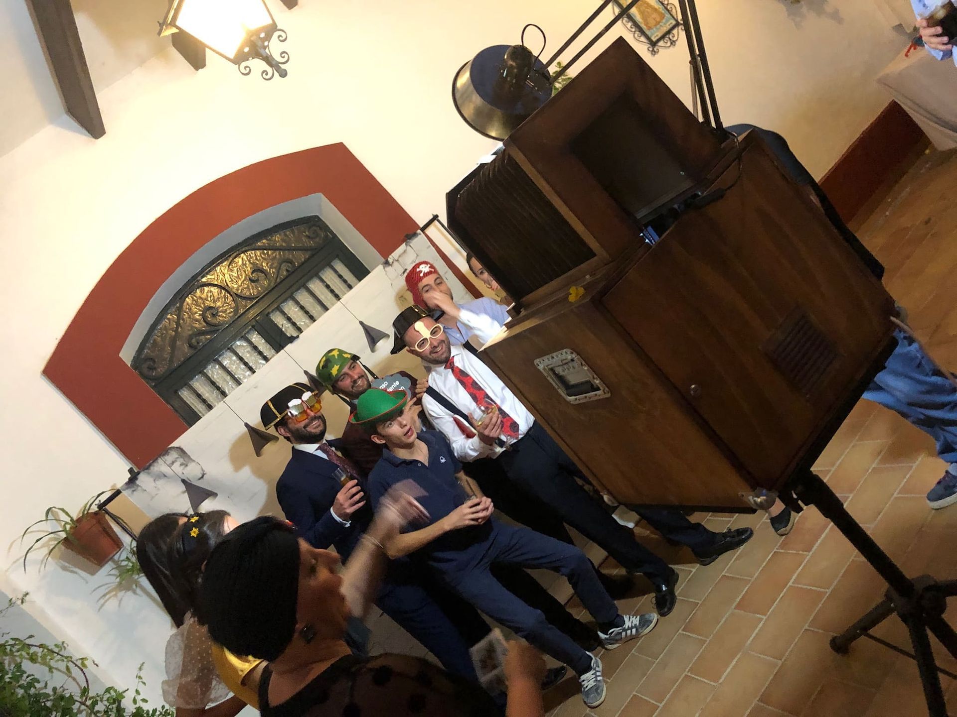 Un grupo de personas posan para una fotografía frente a un fotomatón.