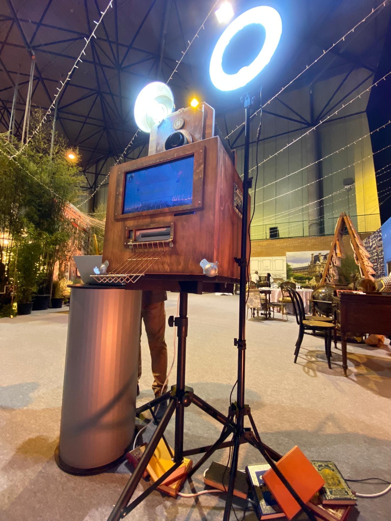 Una persona está parada frente a un fotomatón con un anillo de luz.