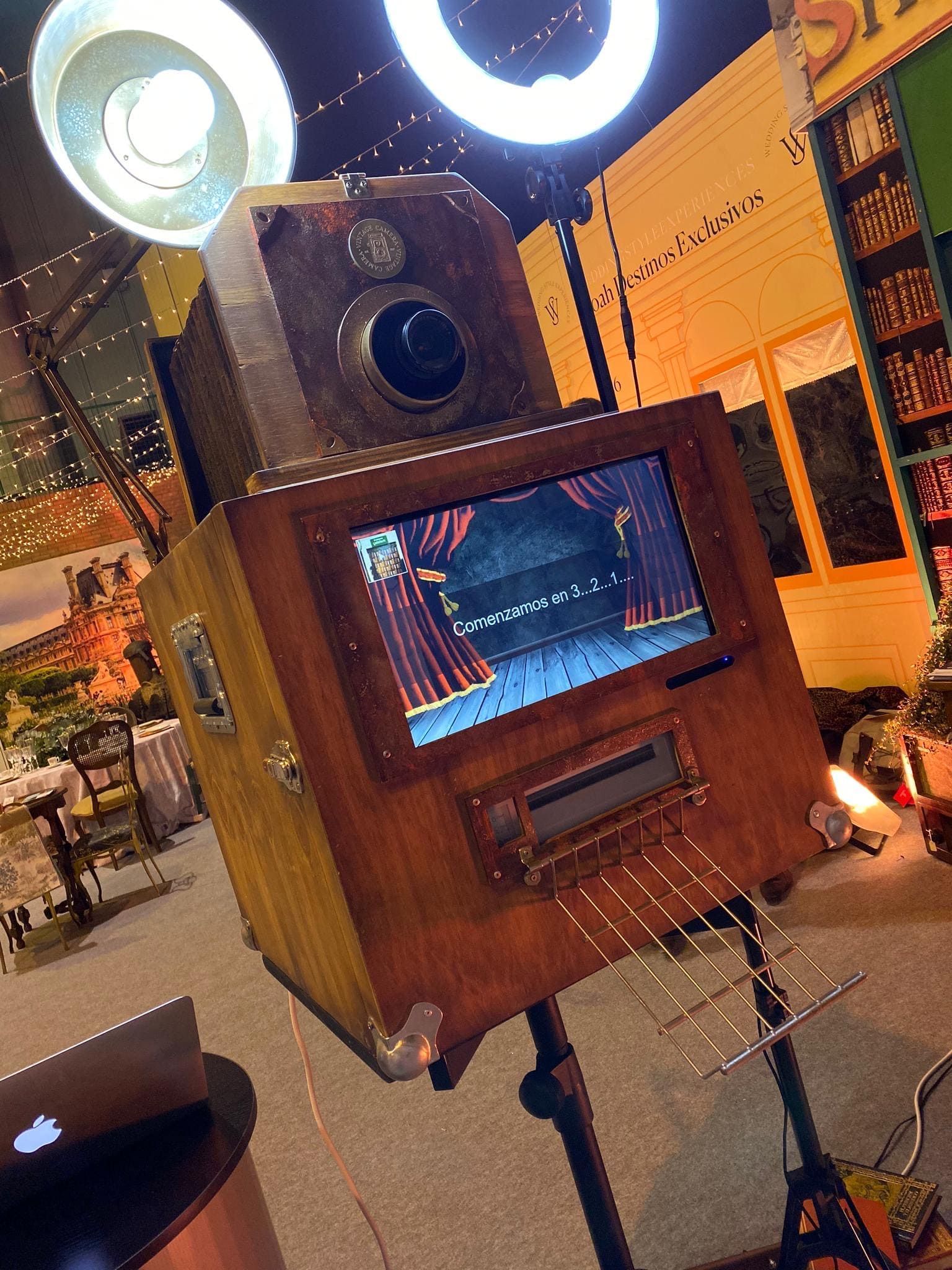 Una caja de madera con una pantalla encima.