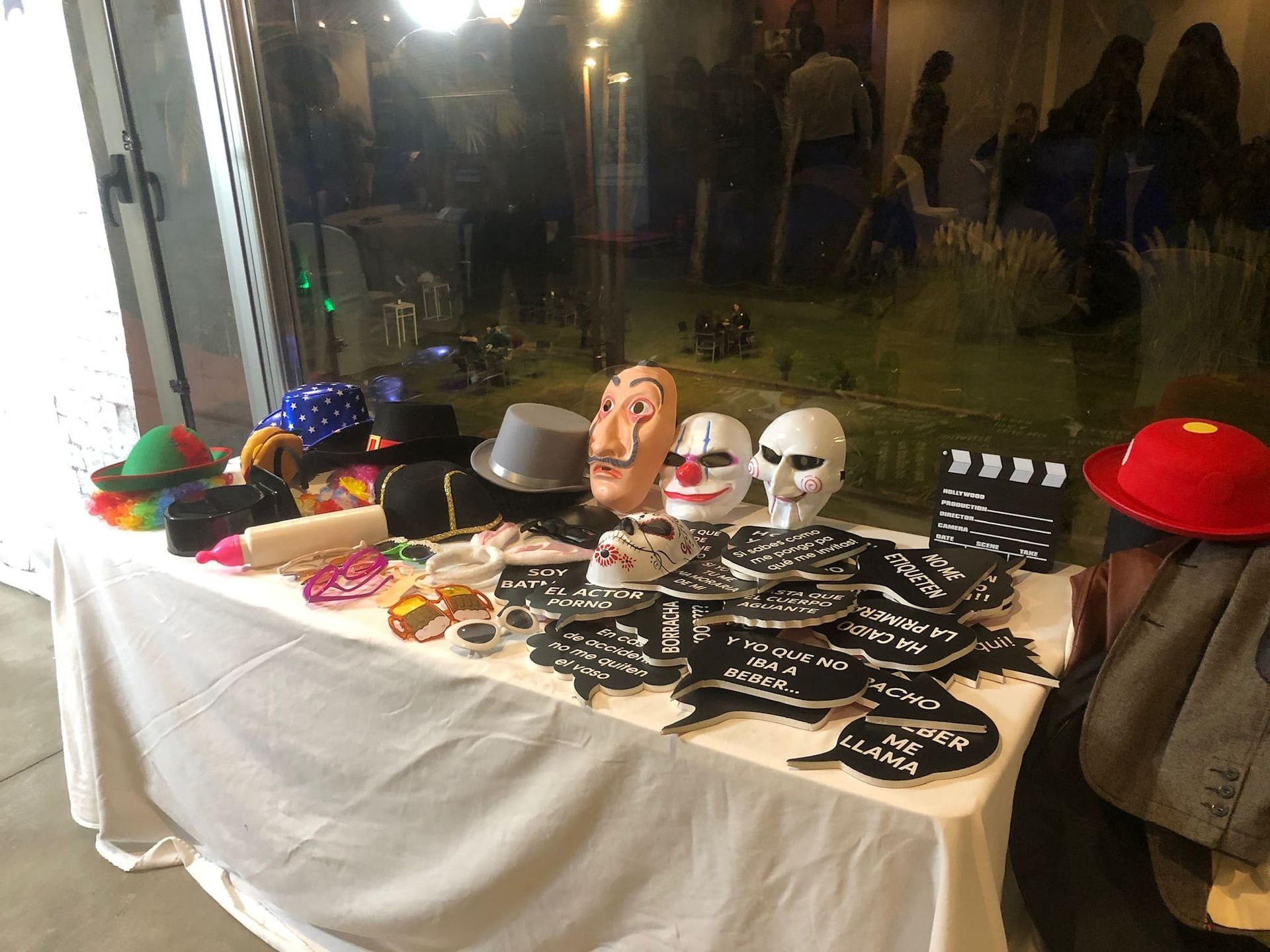 Una mesa con muchas máscaras y sombreros encima.