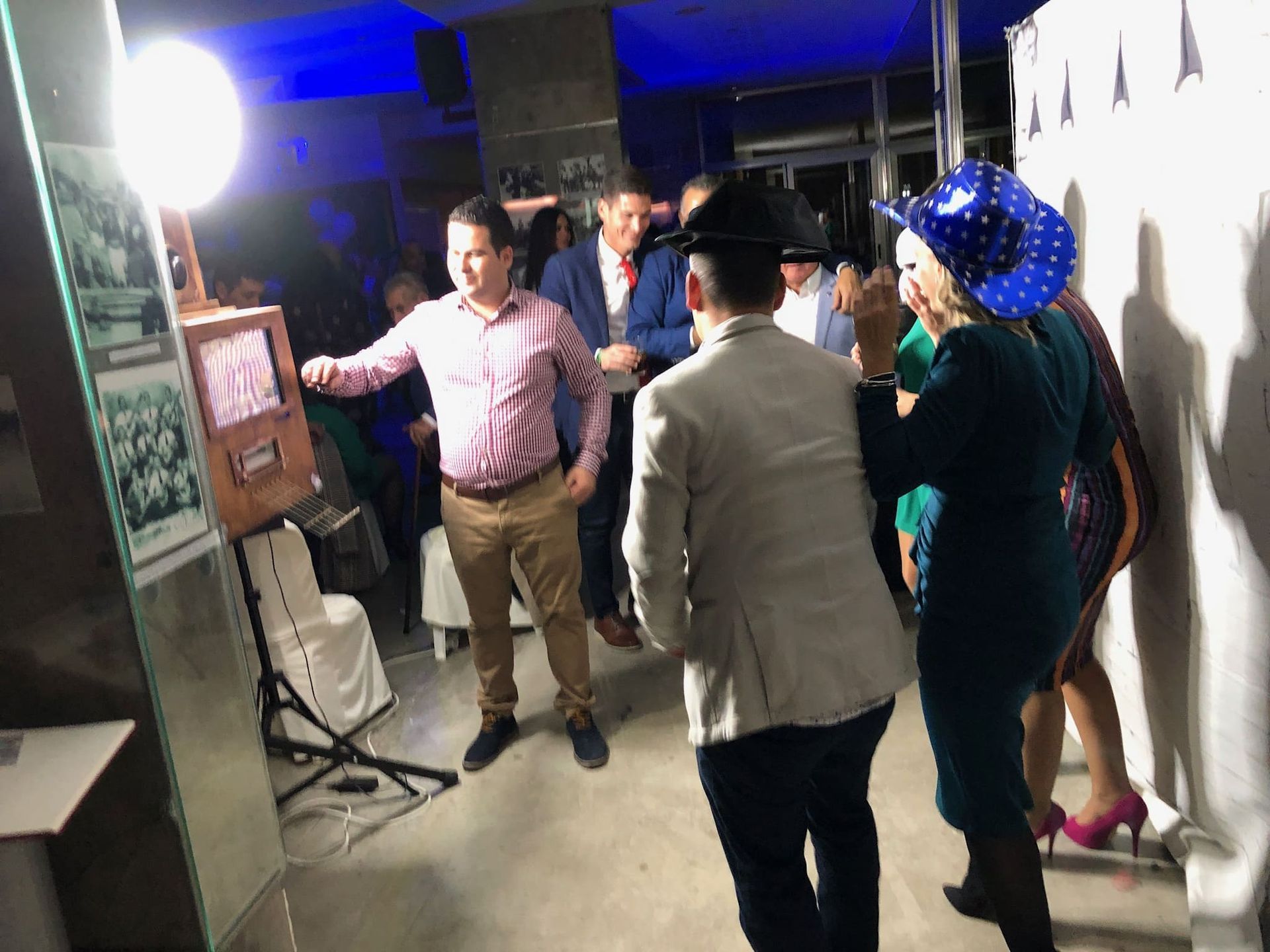 Un grupo de personas posan para una fotografía en un fotomatón.