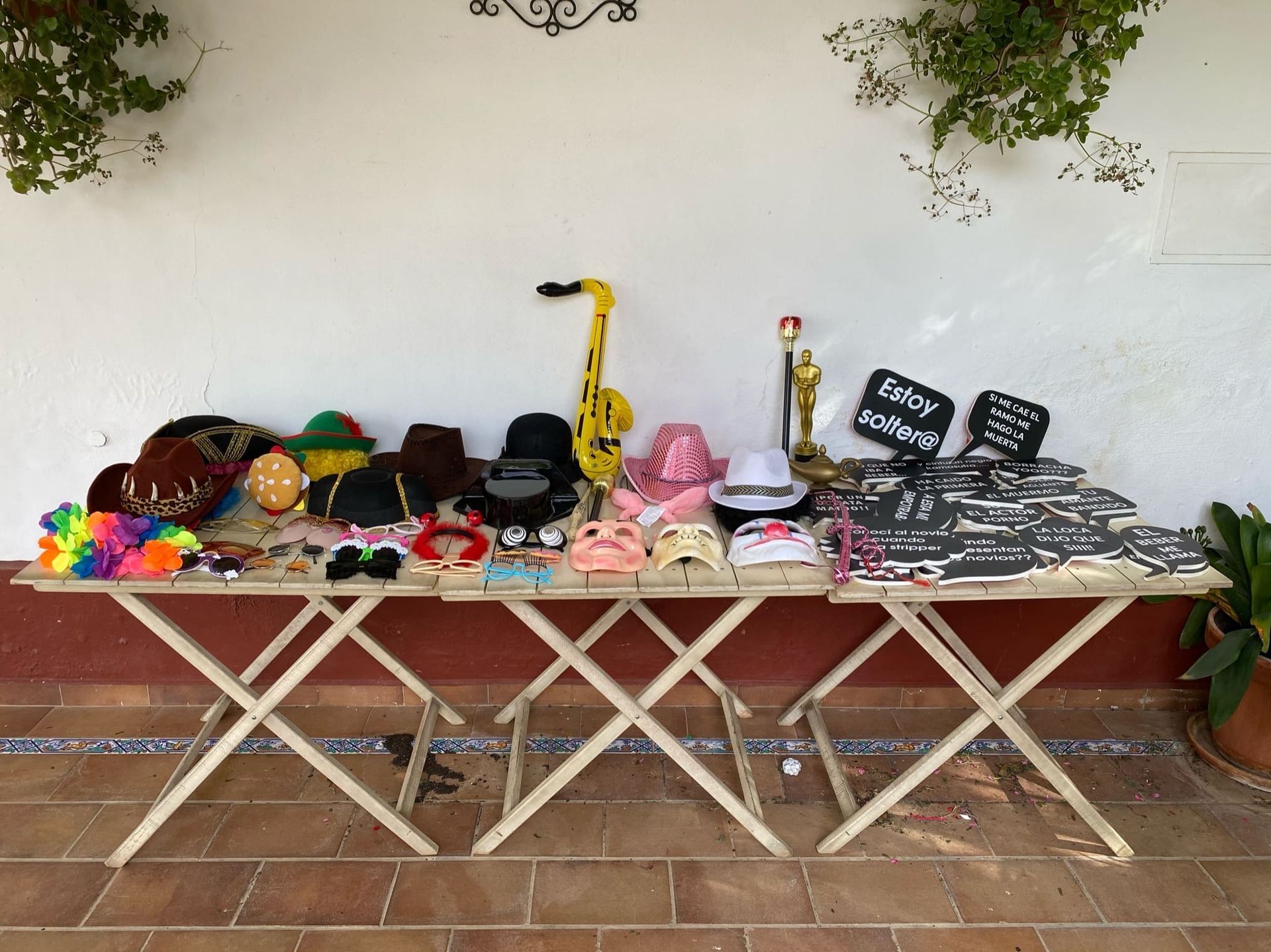 Una mesa de madera con un montón de accesorios sobre ella.