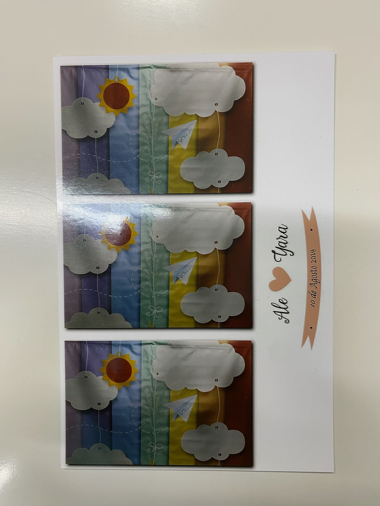 Un trozo de papel con una imagen de un arco iris y nubes.