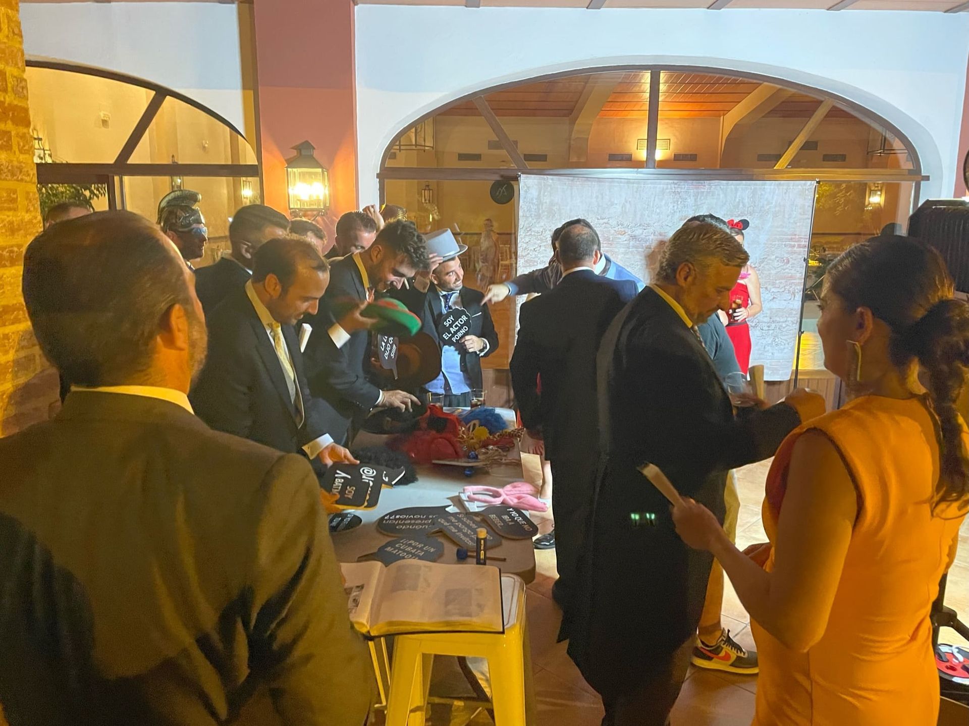 Un grupo de personas están de pie alrededor de una mesa en una habitación.