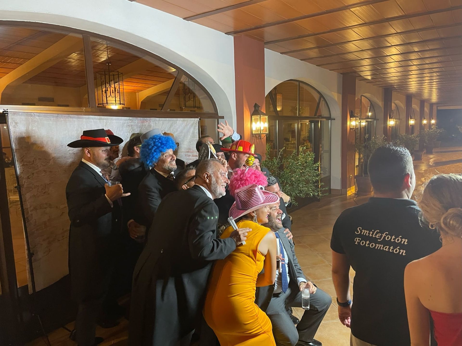 Un grupo de personas posan para una fotografía en un fotomatón.