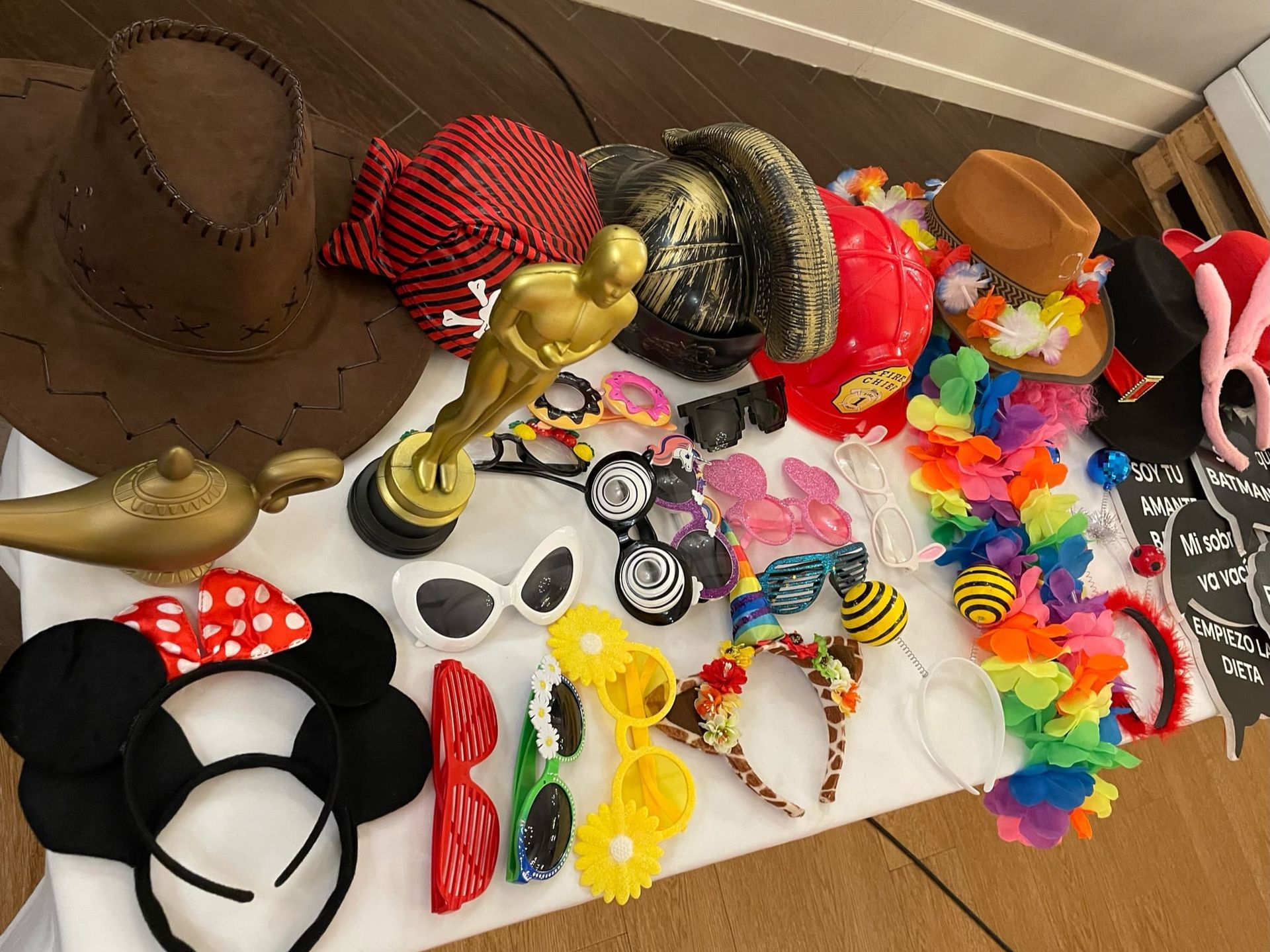 Una mesa cubierta con una variedad de disfraces y accesorios.
