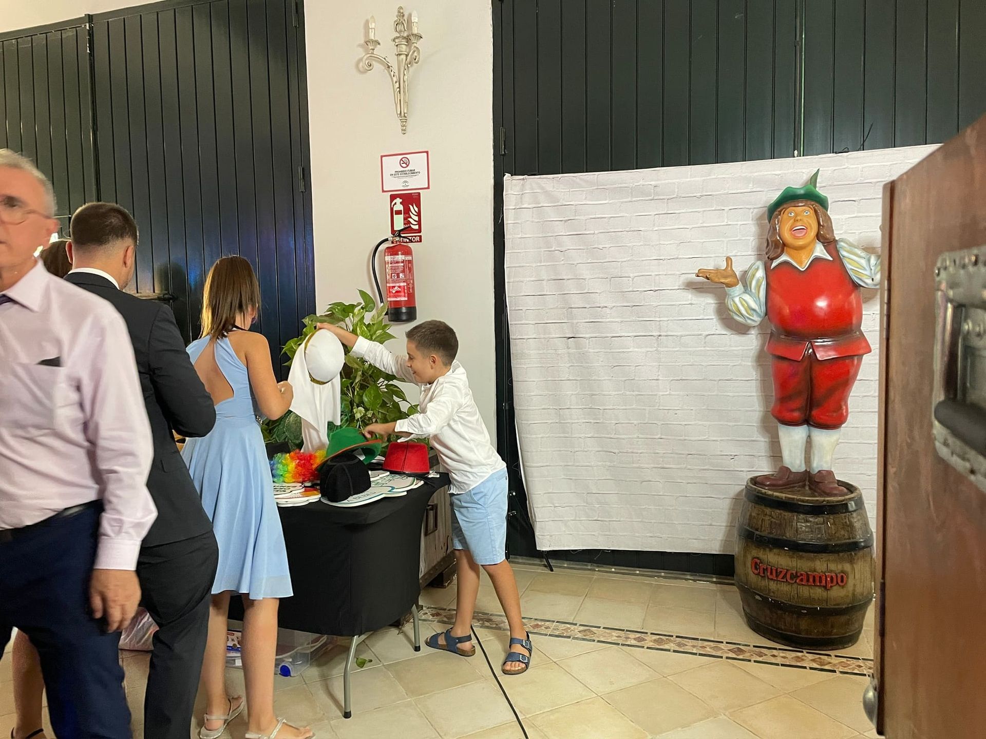 Un grupo de personas está de pie frente a una estatua de un hombre.