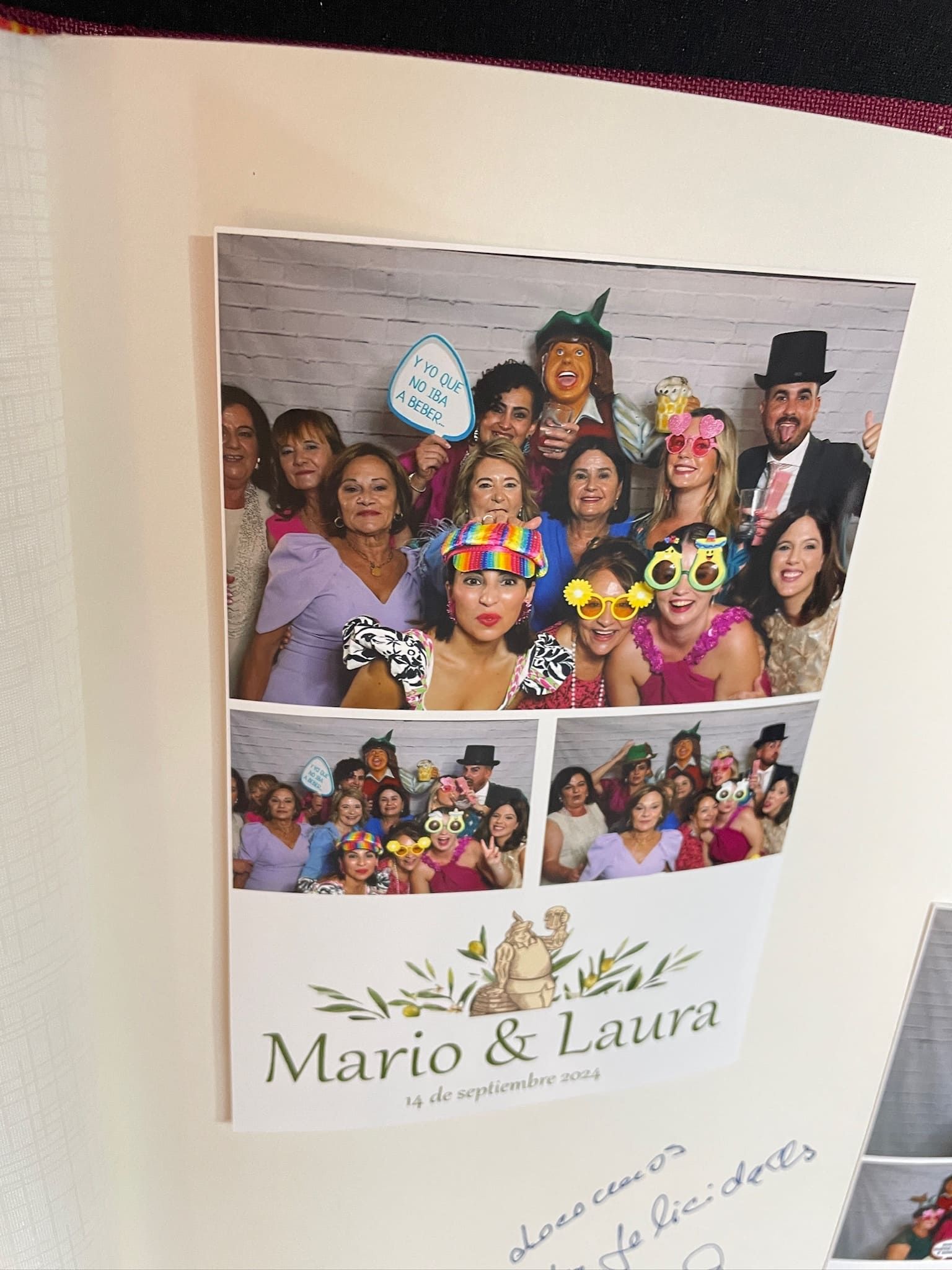 Un grupo de personas posan para una fotografía en un fotomatón.