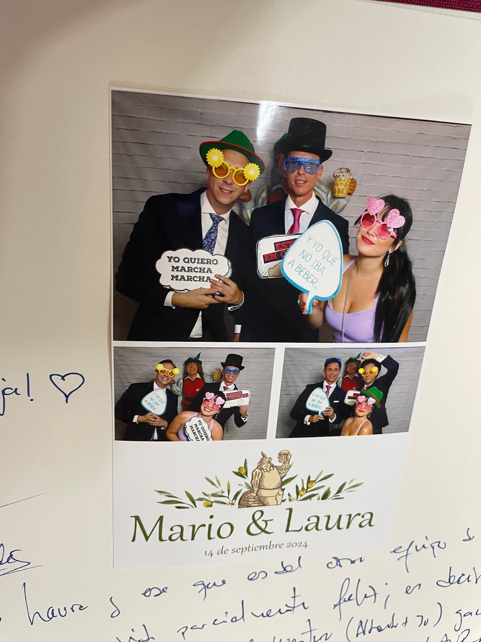 Un grupo de personas posando para una foto con un cartel que dice Mario & Laura.