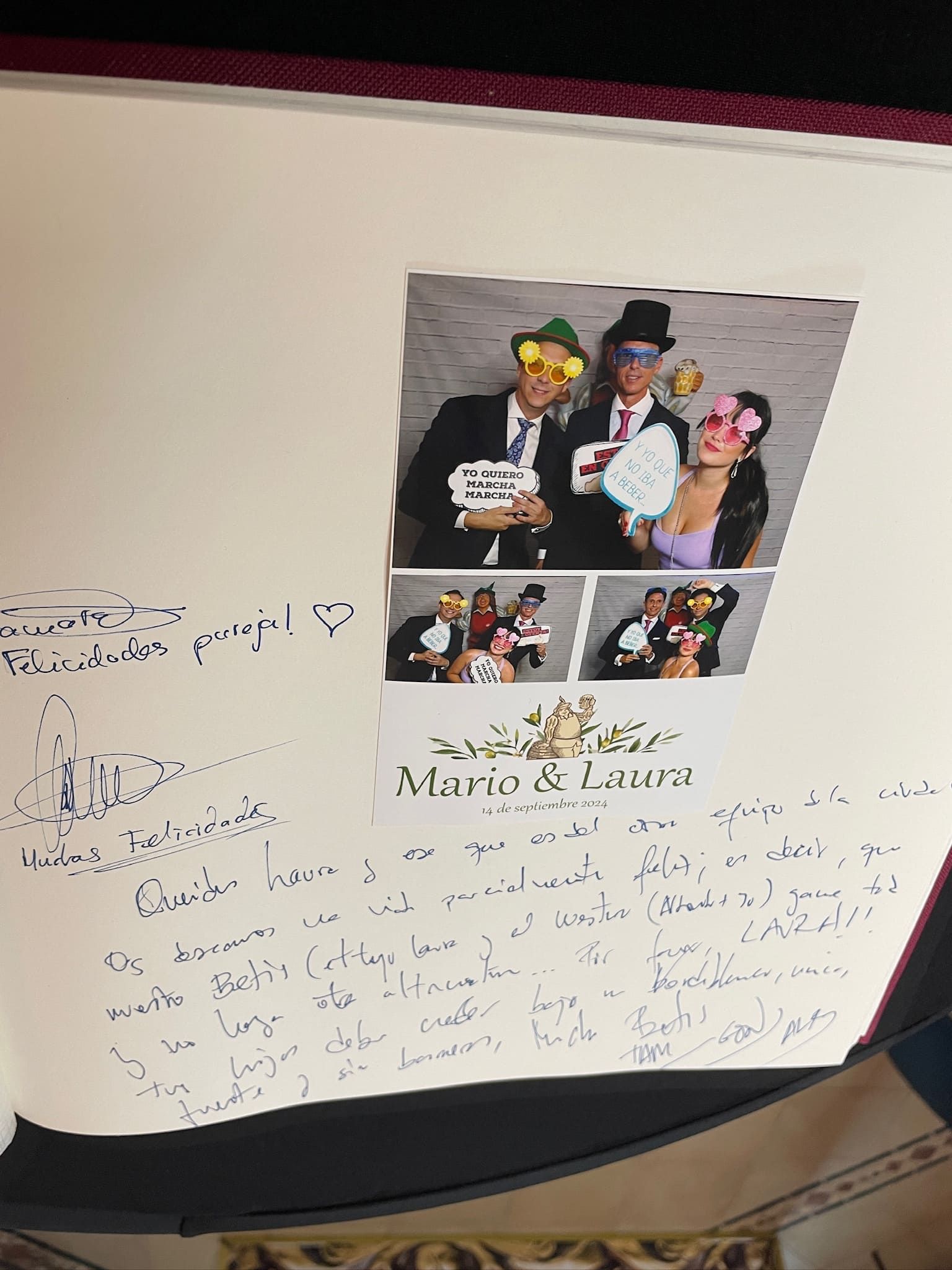 Un libro con una imagen de un hombre y una mujer.