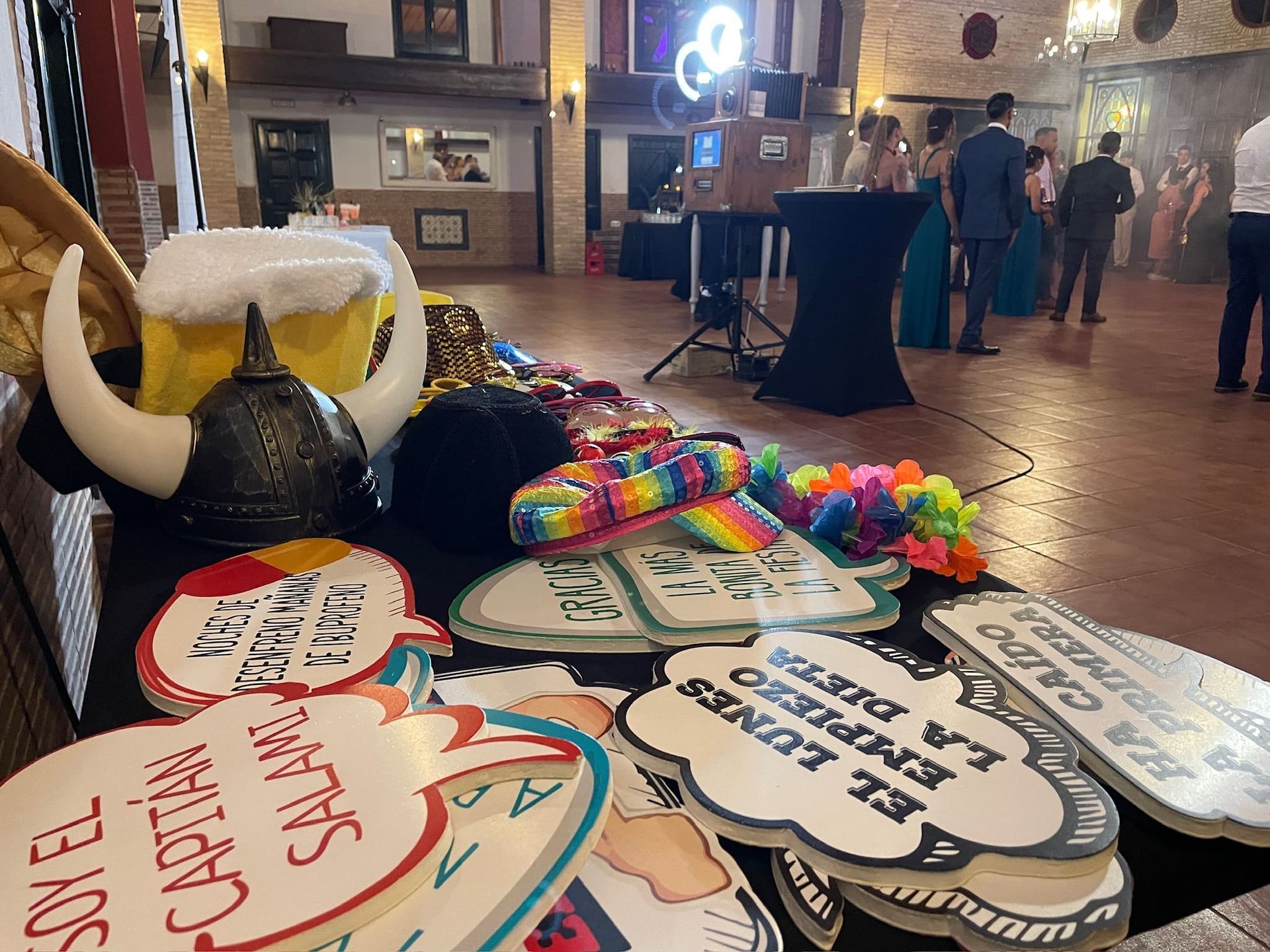 Un montón de carteles están sobre una mesa en una habitación.