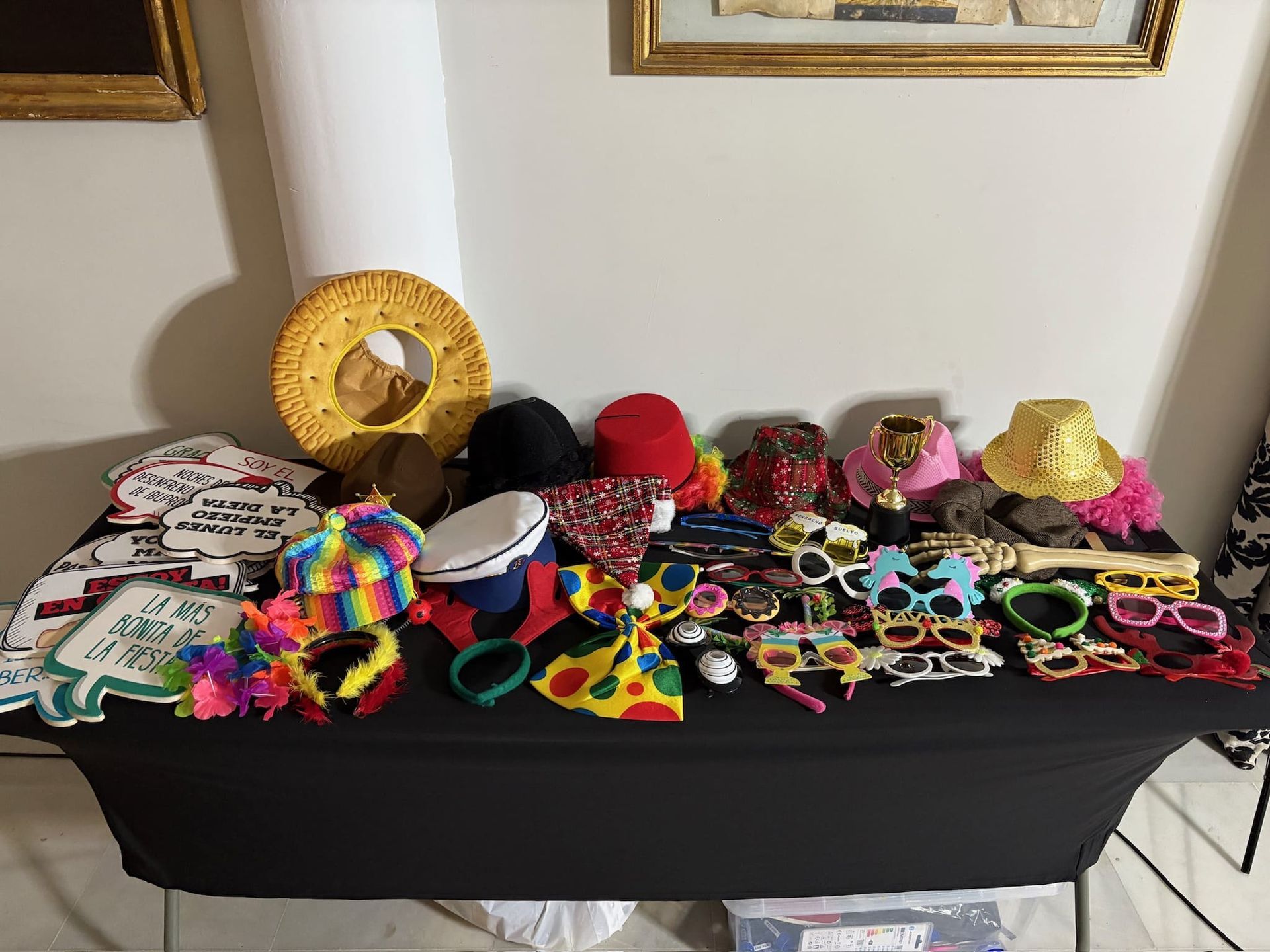 Una mesa llena de sombreros coloridos, vasos y otros suministros para fiestas.