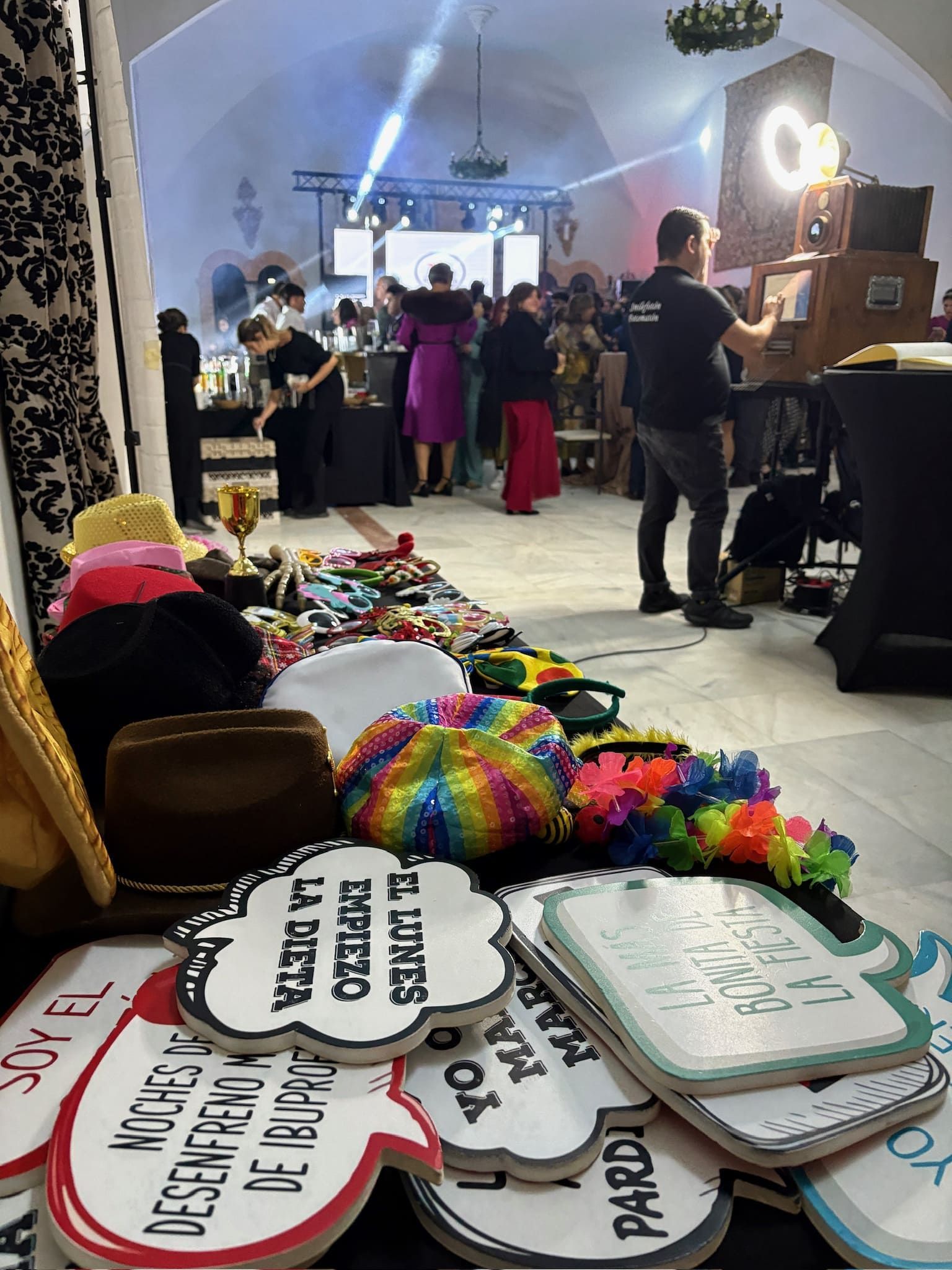 Un hombre está tomando una fotografía de un grupo de personas en una fiesta.