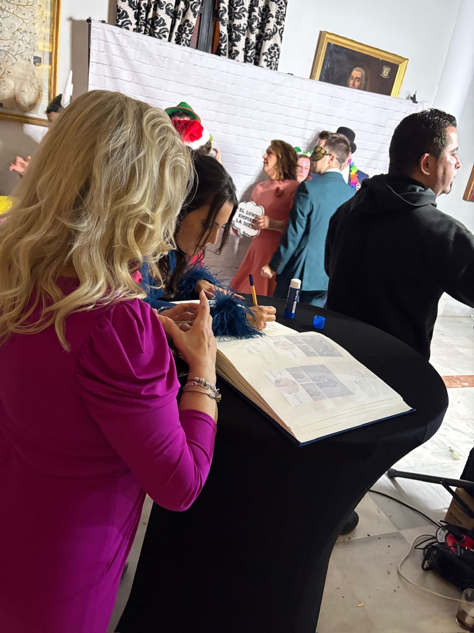 Un grupo de personas están sentadas alrededor de una mesa en una habitación.