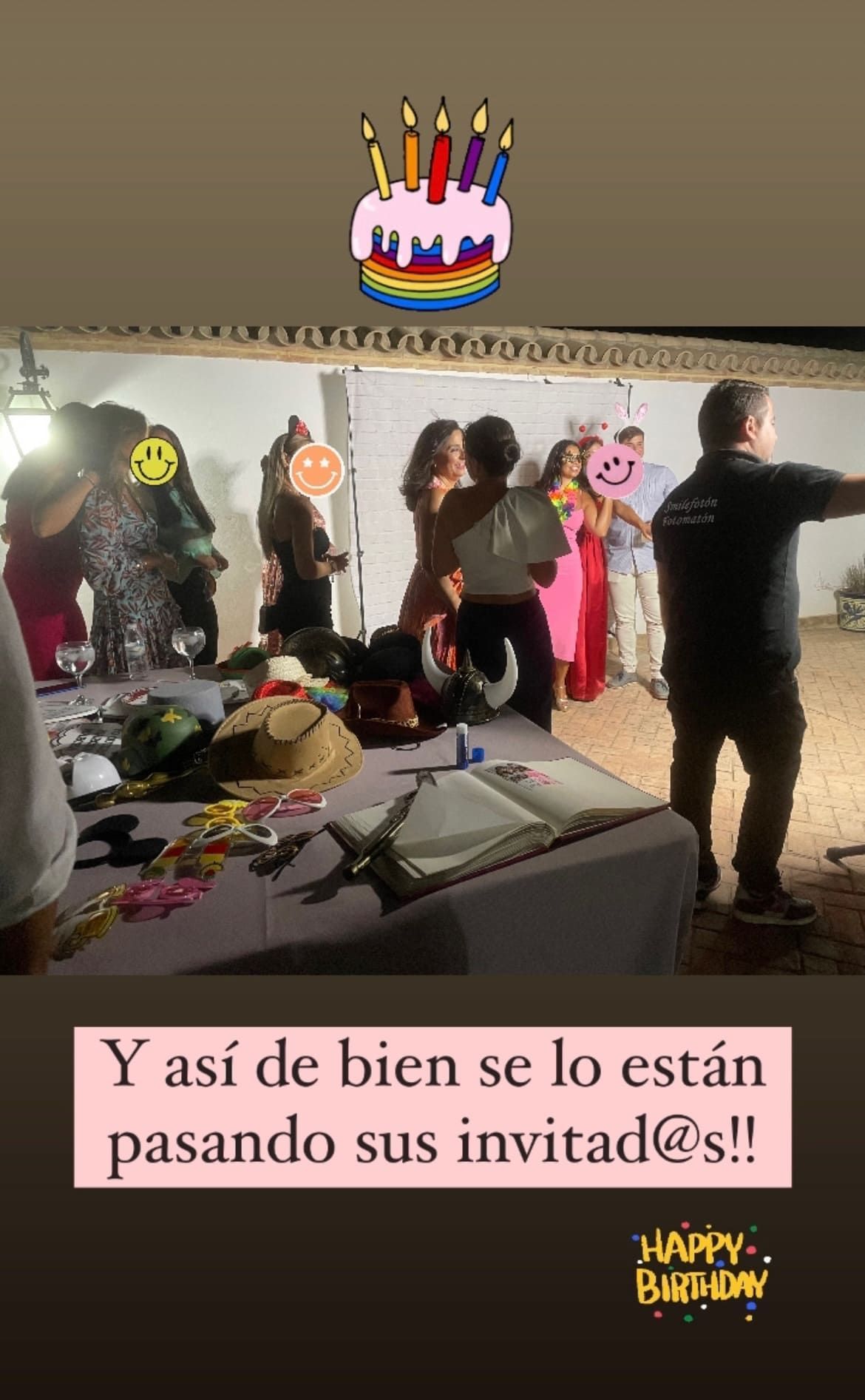 Un grupo de personas están de pie alrededor de una mesa con un pastel encima.