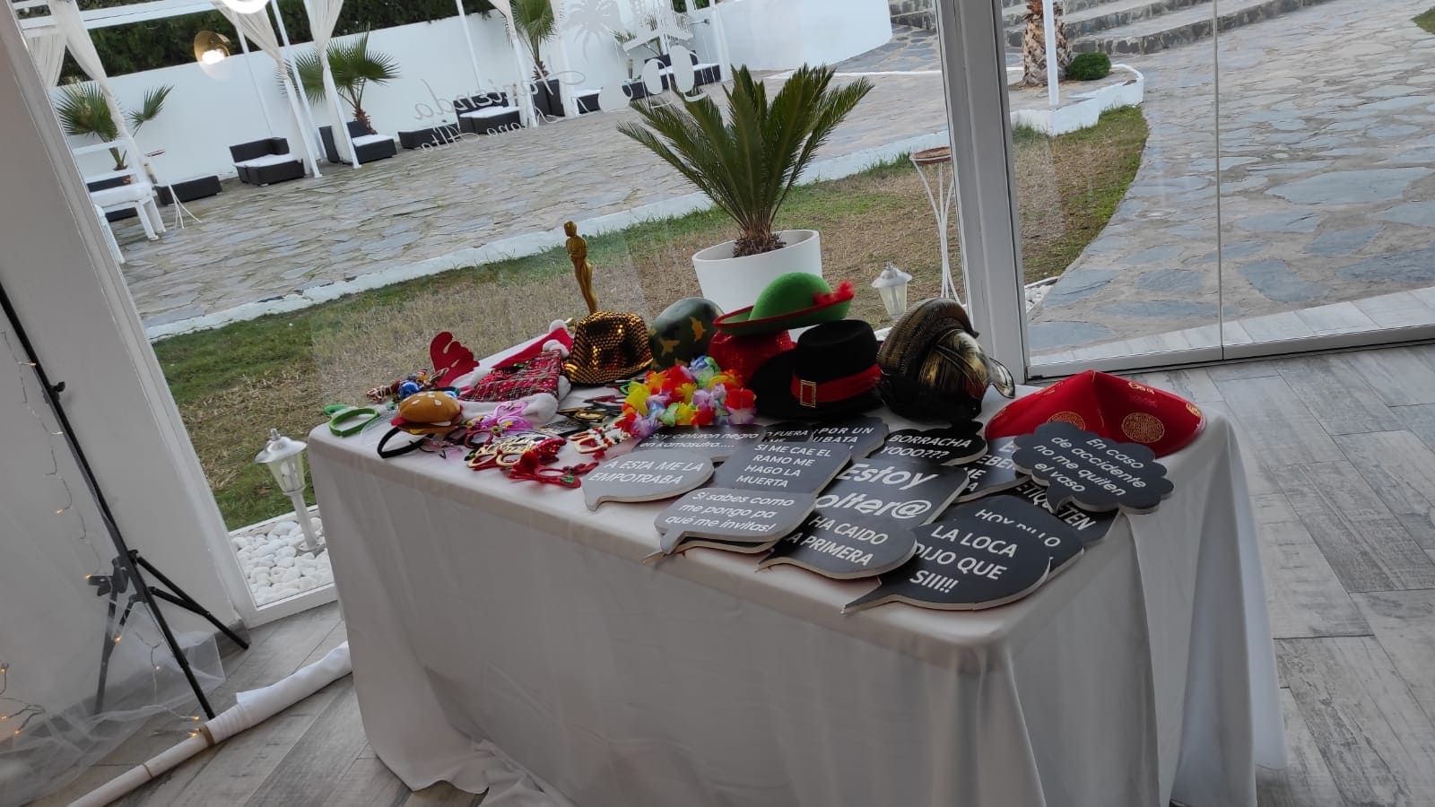 Hay una mesa con muchos accesorios encima.